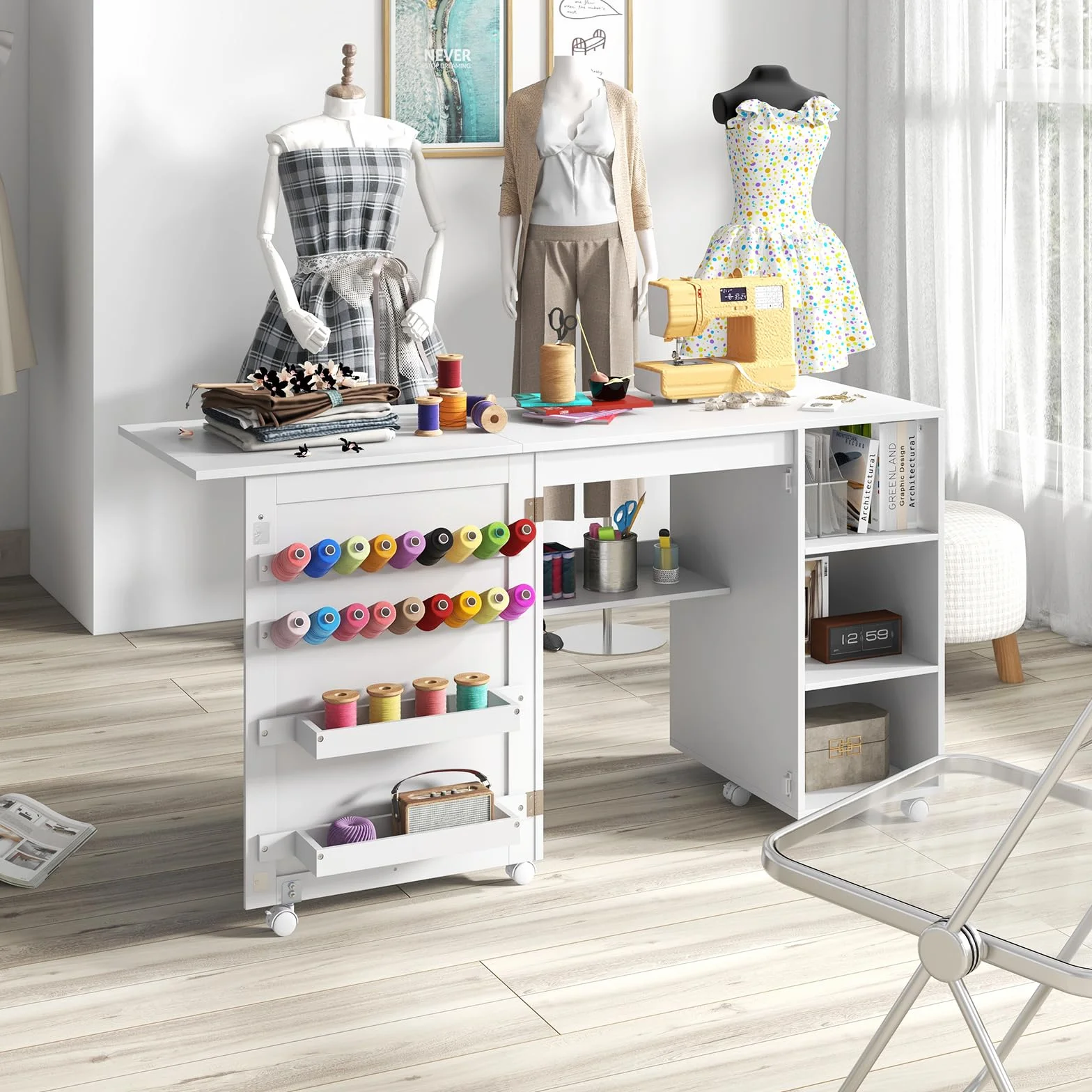RELAX4LIFE Tavolo da Cucito Pieghevole, Mobile per Macchina da Cucire con Ripiani di Stoccaggio, 2 Contenitori e 18 Ganci, Stazione di Lavoro Portatile con Ruote Bloccabili per Spazi Ristretti