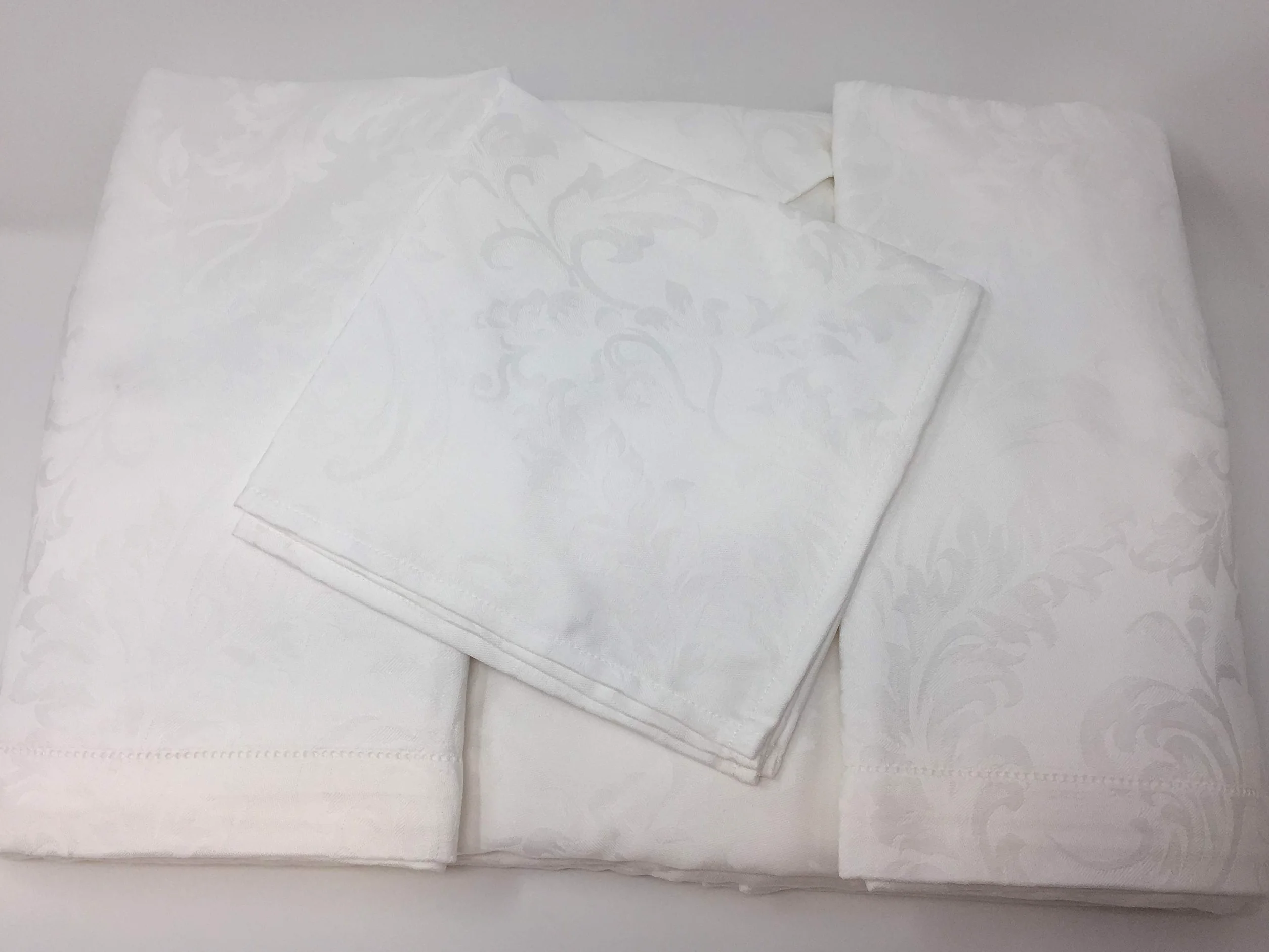 Elegante Tovaglia da tavola in Puro Damasco di Cotone Lavorazione Jacquard con Orlo a Giorno Art. Manuela varie misure e colori con tovaglioli (Bianco, Rettangolare x 18 cm. 180x360)