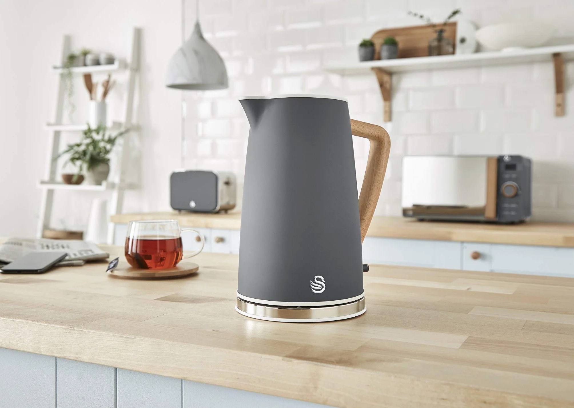 Swan - Nordic, Set colazione, bollitore d’acqua 1,7 l, 2200 W, tostapane con fessura larga 4 fette, microonde 20 l digitale, design moderno, effetto legno, grigio lavagna