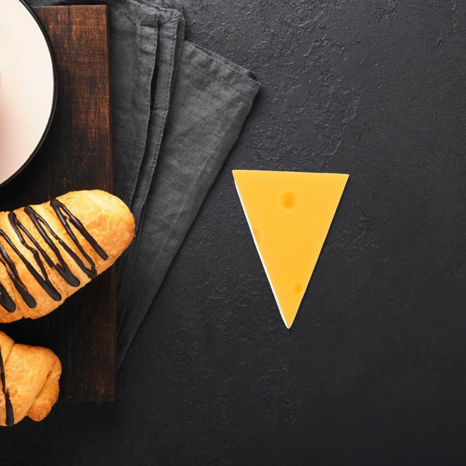 MAGICLULU Modello di Formaggio Simulato in Resina Giallo Aspetto Realistico, Leggero e Resistente, per Decorazioni Casa e Feste Nuziali