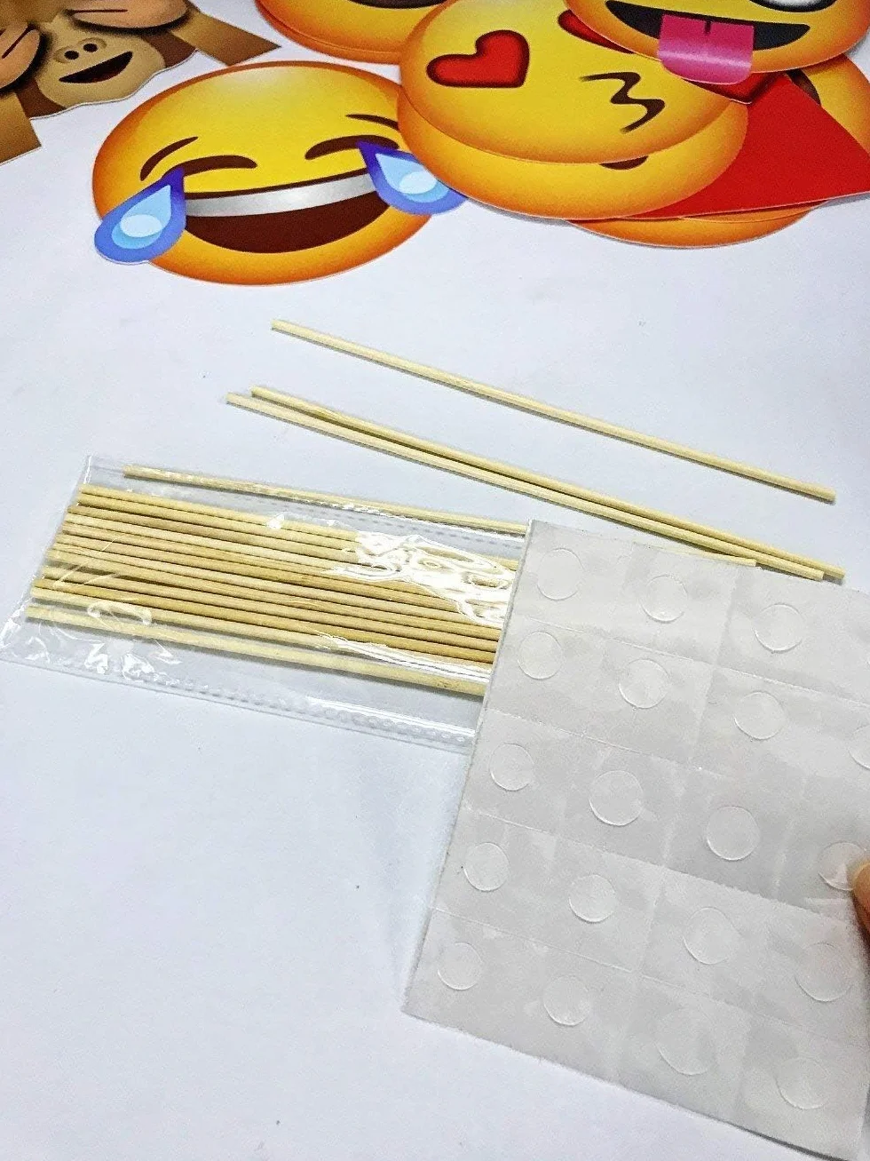 JZK 12x Emoticon Emoji Photo Booth Props Party Selfie Photobooth Props su Stick per Bambini Adulti Accessorio per Feste per Matrimonio Compleanno Baby Shower Natale