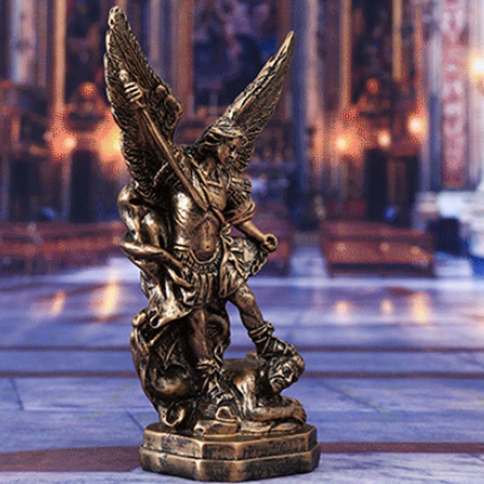 Statua di San Michele in resina angelo in bronzo con spada e diavolo scultura cristiana altare casa