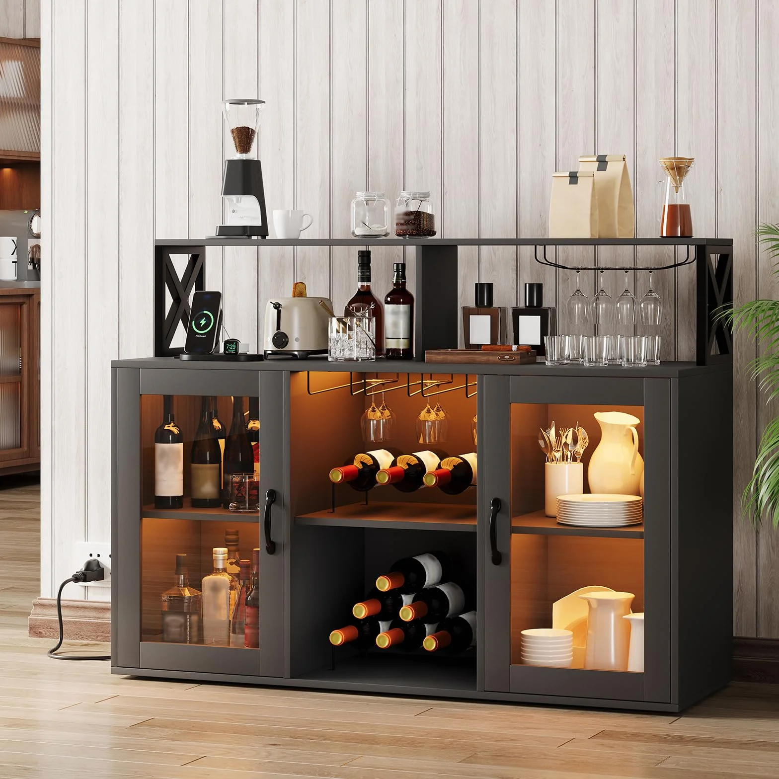 Garvee Mobile Bar Industriale 2-in-1 con Luci LED e Prese, Buffet con Portabottiglie, Portabicchieri, Ripiani Aperti, per Cucina, Sala da Pranzo, Soggiorno, Nero