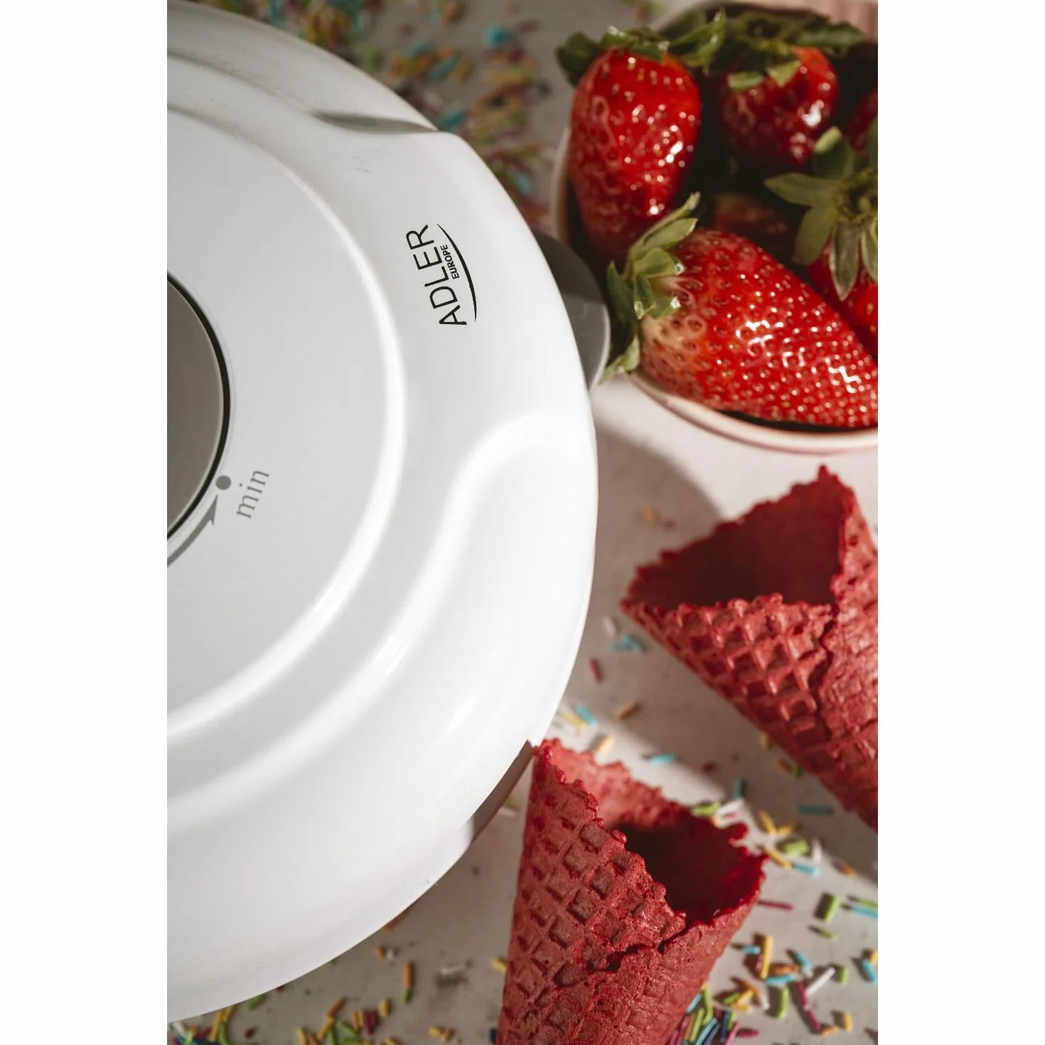 ADLER Macchina per cialde, Diametro 18 cm Piastre Antiaderenti, Regolatore di Temperatura, Coni per Gelato, Wafer Maker Bianco, 1500 W