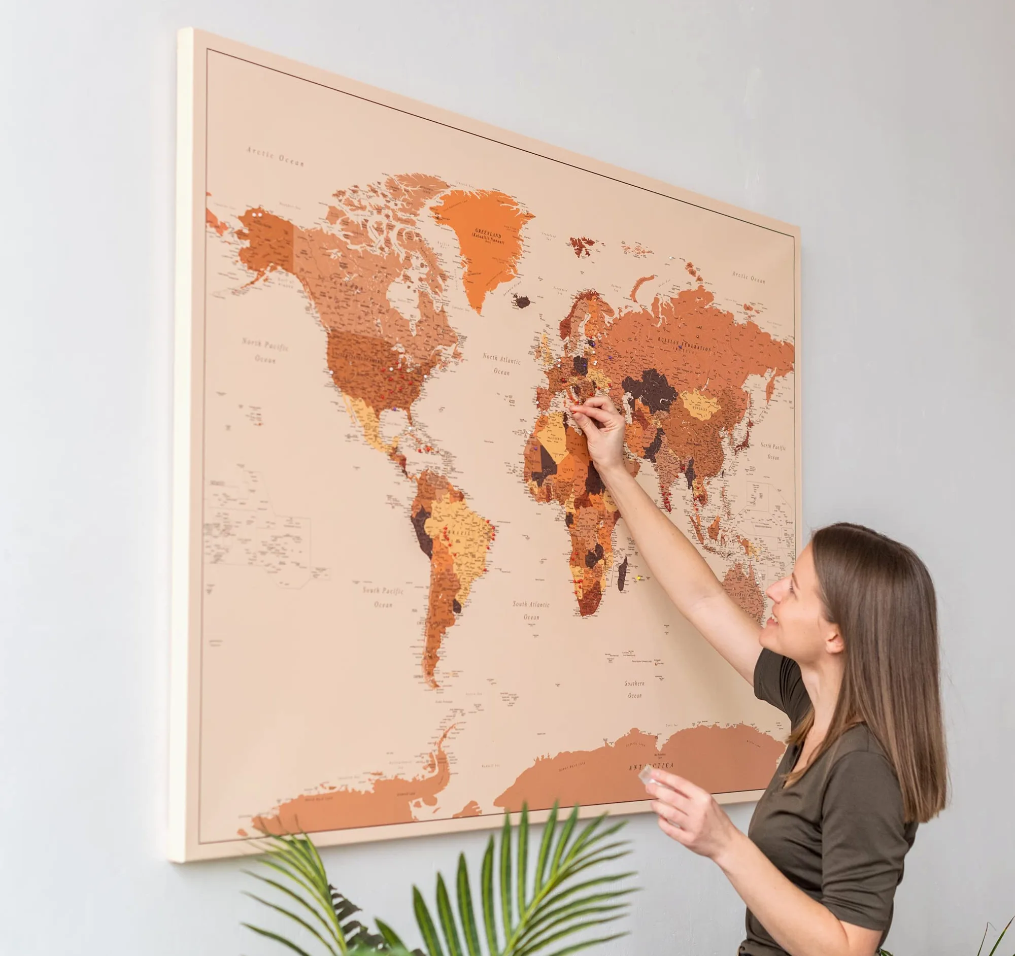 Trip Map Planisfero da Parete – Mappa del mondo - Quadro su tela incorniciato con 100 puntine incluse – Cartina geografica mondo in Marrone - 100x70 / 120x80 / 150x100 cm dimensioni