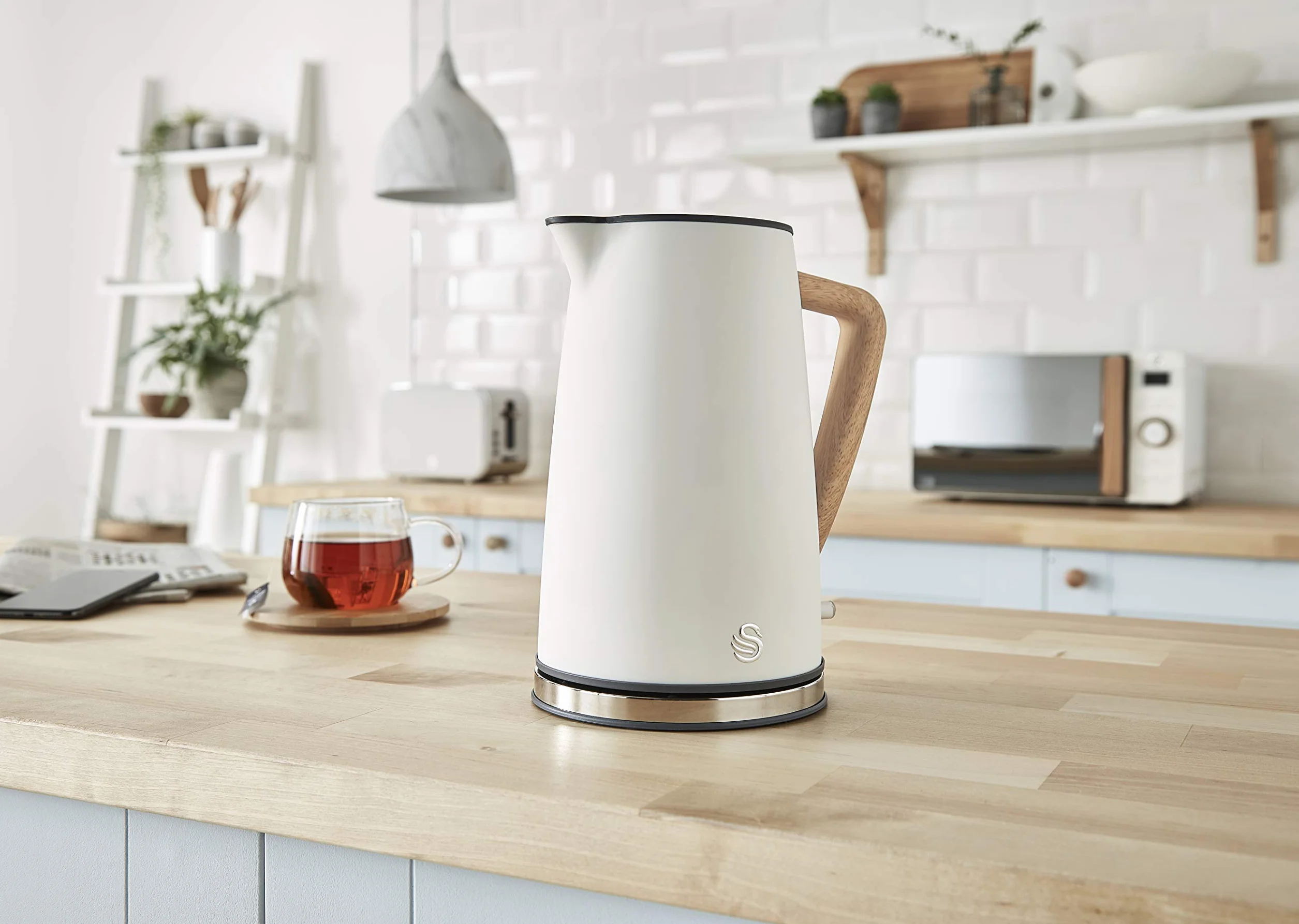 Swan Nordic Set Colazione Bollitore 1,7L 2200W, Tostapane Pan Slot Larga 2 fette, Microonde 20L Digitale, Design Moderno Effetto Legno, Bianco