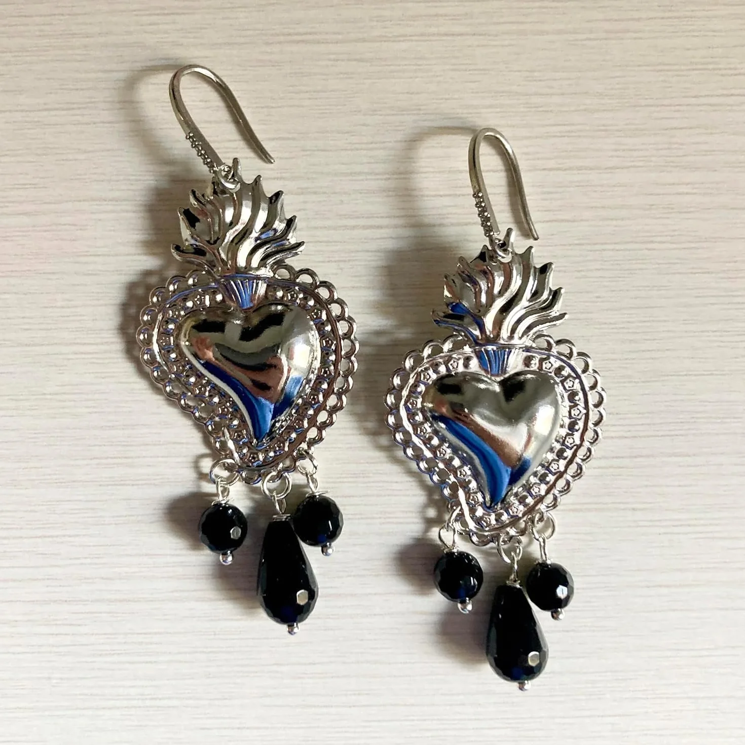 Orecchini con cuore sacro e Tris di Pietre (Nero argentato)