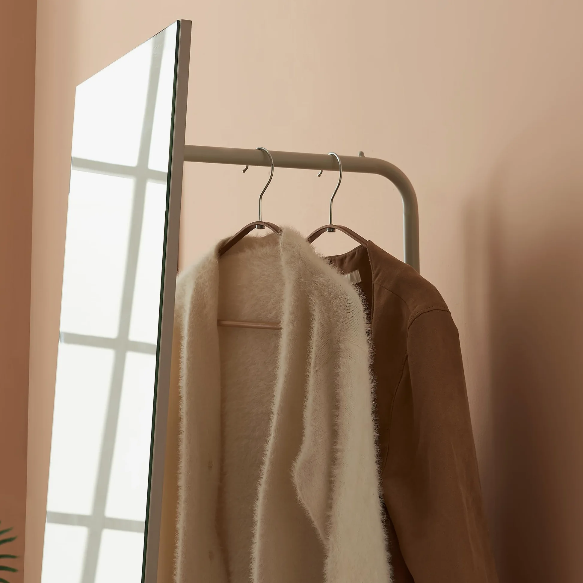 [en.casa] Specchio a Figura Intera con Stand Barra Appendiabiti Specchio Rettangolare da Terra e Vano Porta Oggetti Vestiti per Ingresso Camera da Letto Guardaroba 165x40x51 cm - Avena Oatmeal