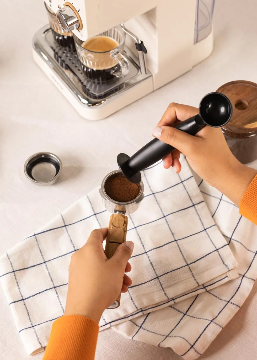 CREATE / THERA MATT RETRO/Macchina da caffè Bianco crema/per espresso e capuccino, 15bar, 1100W, termometro integrato, capacità 1,25 litri, vaporizzatore regolabile