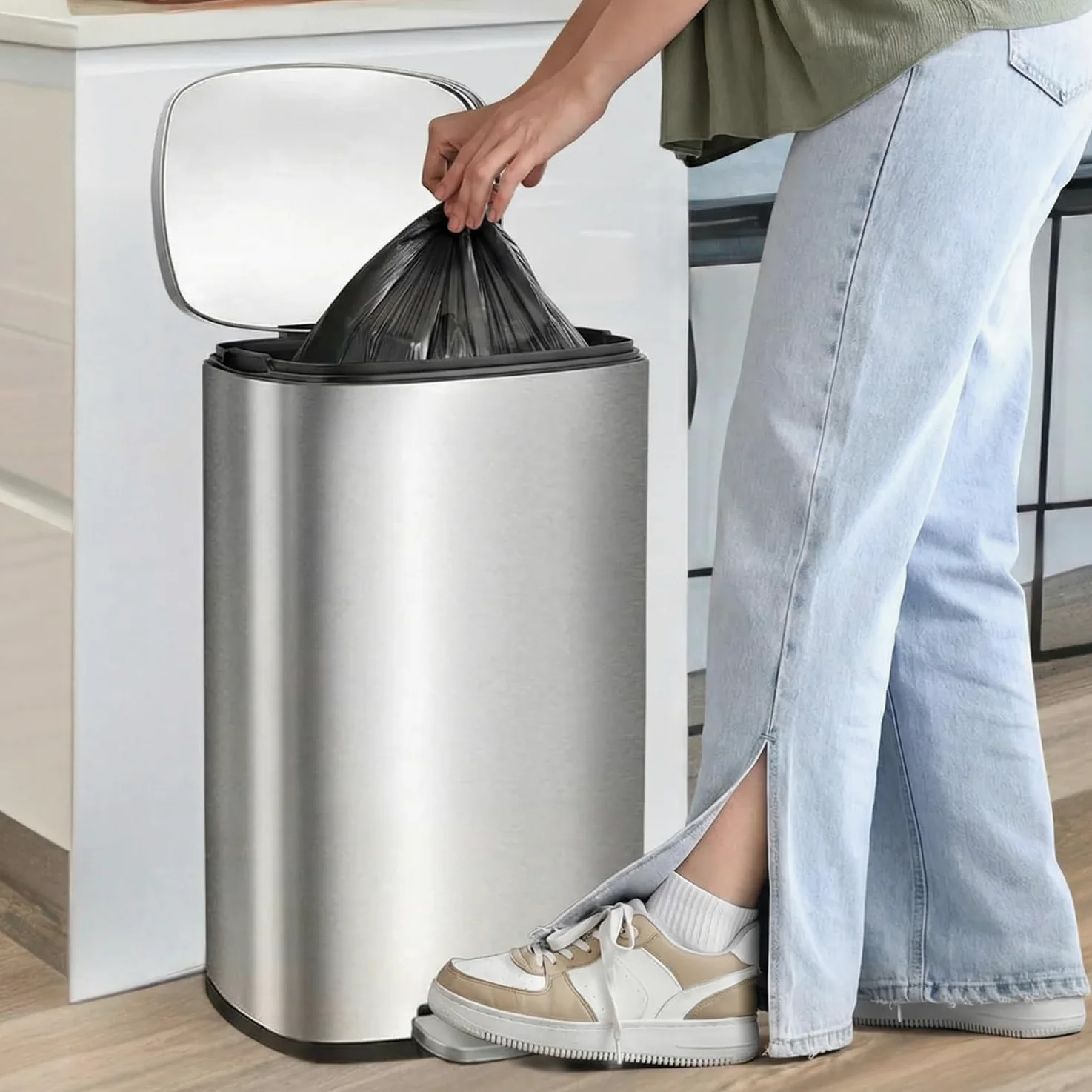LIFERUN Pattumiera Cucina 50 Litri, Cestino a Pedale in Acciaio con Coperchio a Chiusura Morbida, Secchio Interno, 50 l Cestino per Interno Cucina, Bagno, Ufficio, Argento