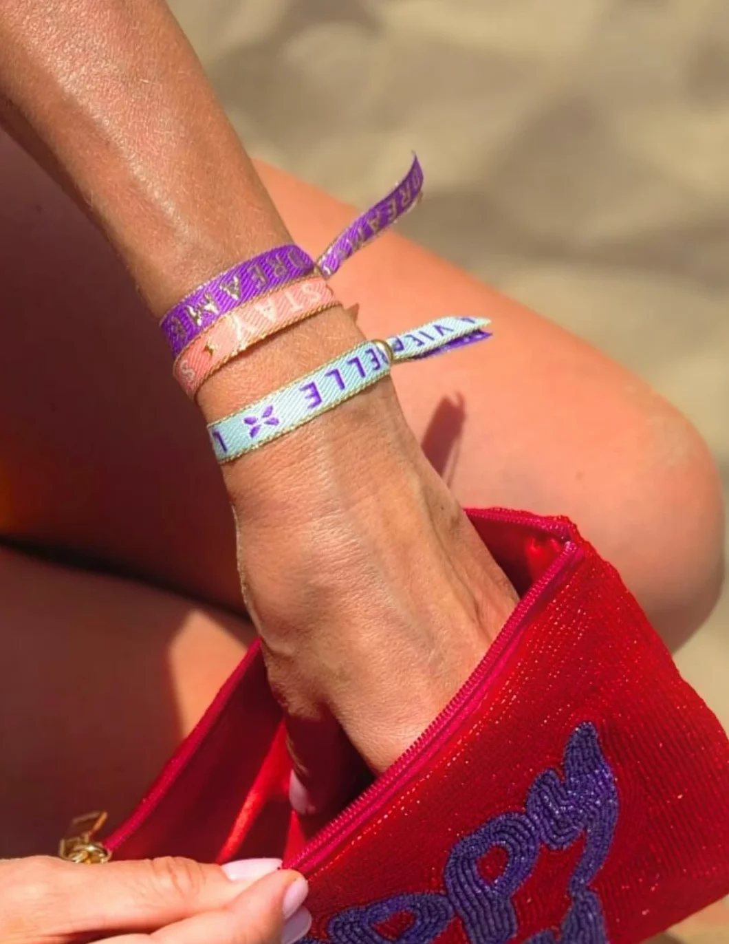 Bracciale Boho Donna in Tessuto con Scritta La Vie Est Belle