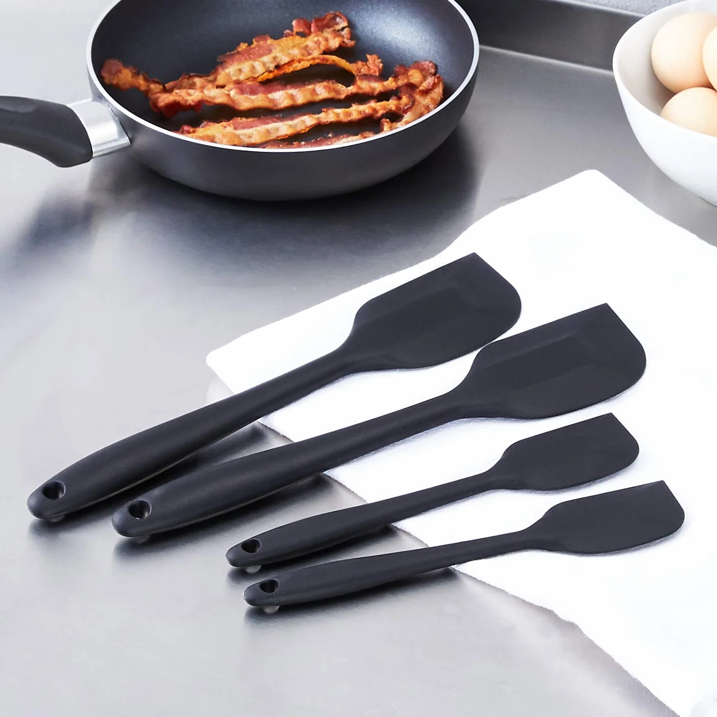 Amazon Basics Set di 4 spatole antiaderenti in silicone, rettangolari, resistenti al calore, nero