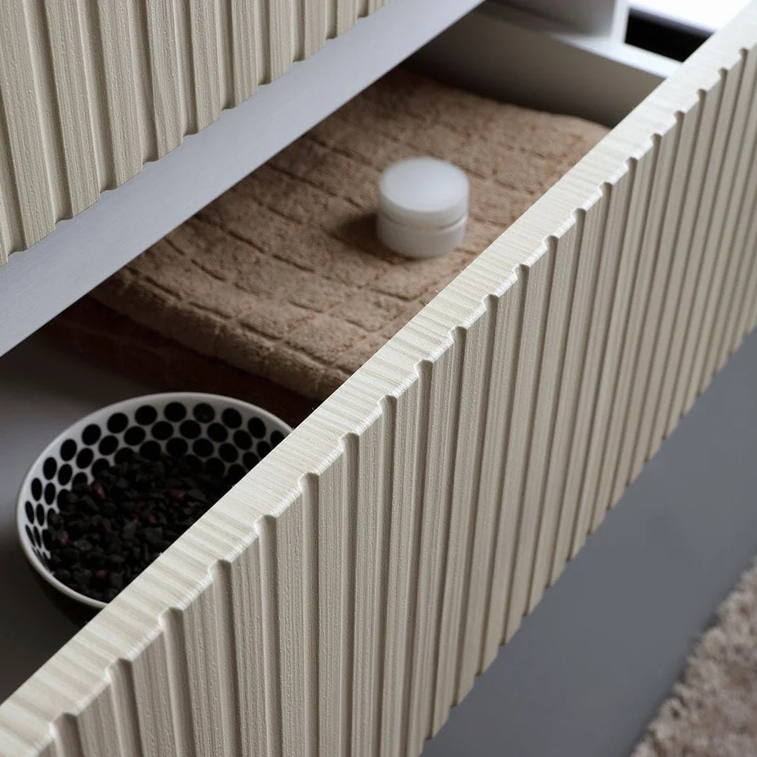 Kiamami Valentina - Mobile sospeso 100cm bianco con cassetti rovere cannettato e lavabo in ceramica | Bilbao