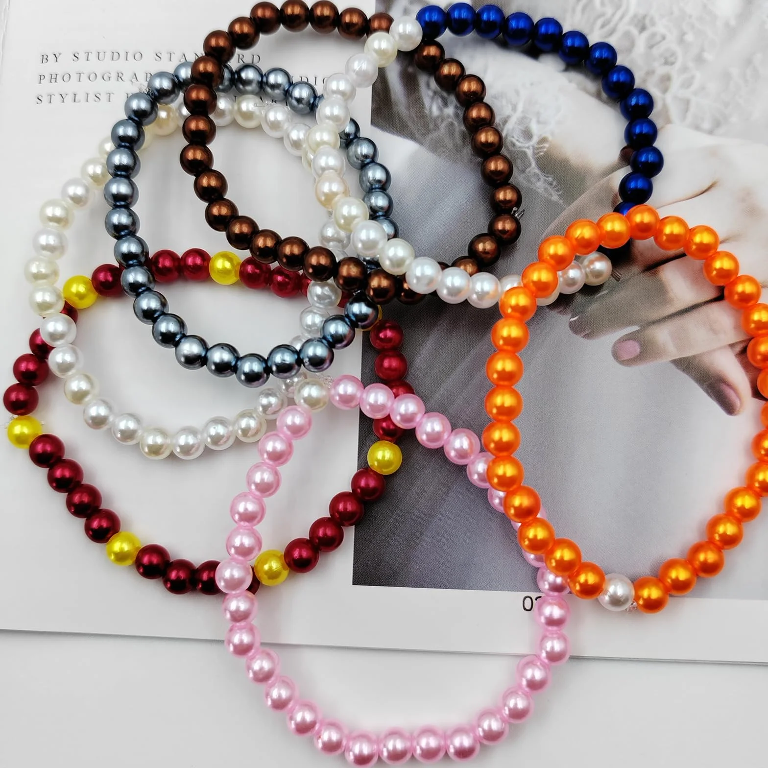Perline per Bigiotteria 1680 Pezzi 28 Colori 6mm per Braccialetti Creazione Gioielli