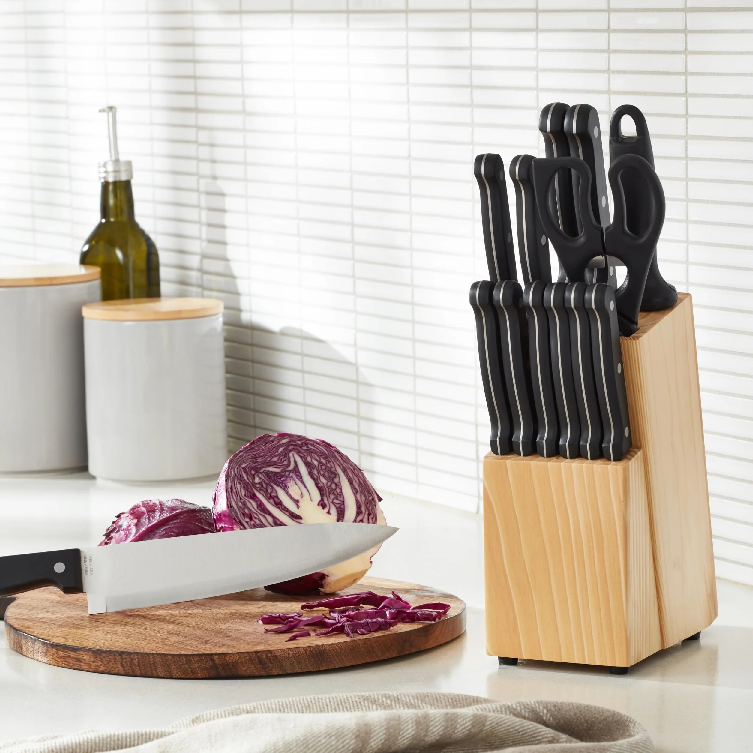 Amazon Basics Set di 14 Coltelli con Ceppo, Nero