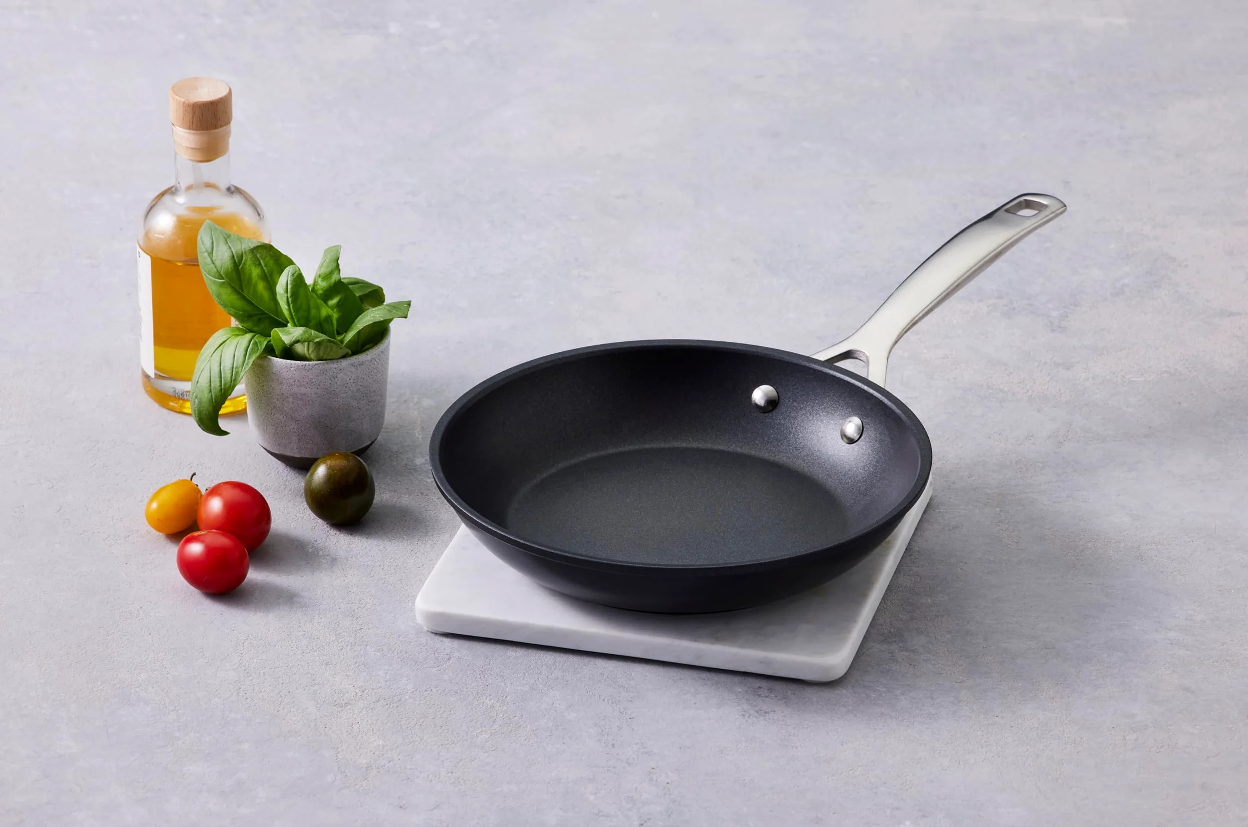 LE CREUSET Padella bassa in alluminio antiaderente, diameter 30 cm, per per tutte le fonti di calore, induzione incluso, Nero, 51112300010002