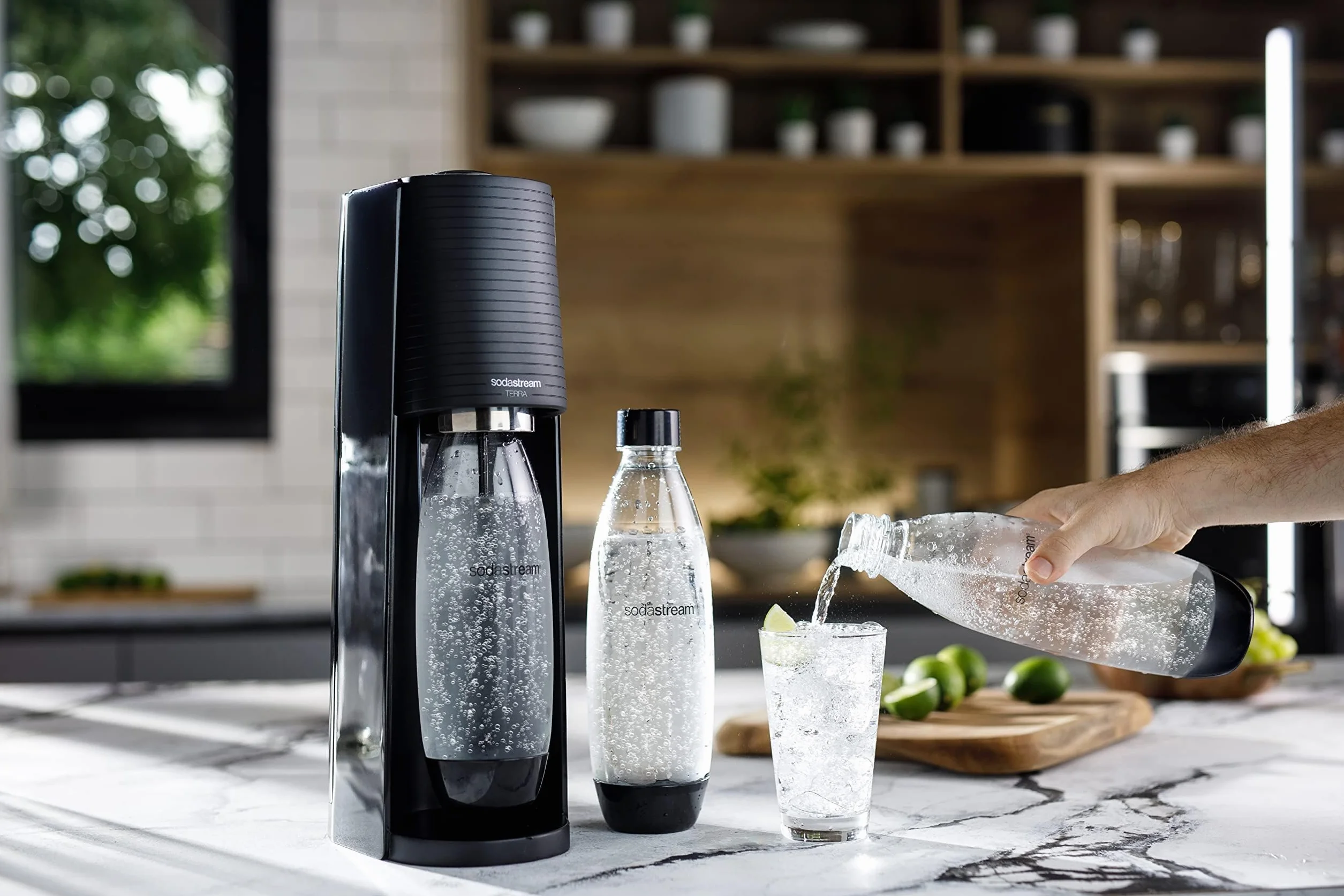 SodaStream Gasatore Terra Value Pack Nero con 2 Bottiglie Fuse Lavabili in Lavastoviglie 1L e Cilindro CO2 Quick Connect