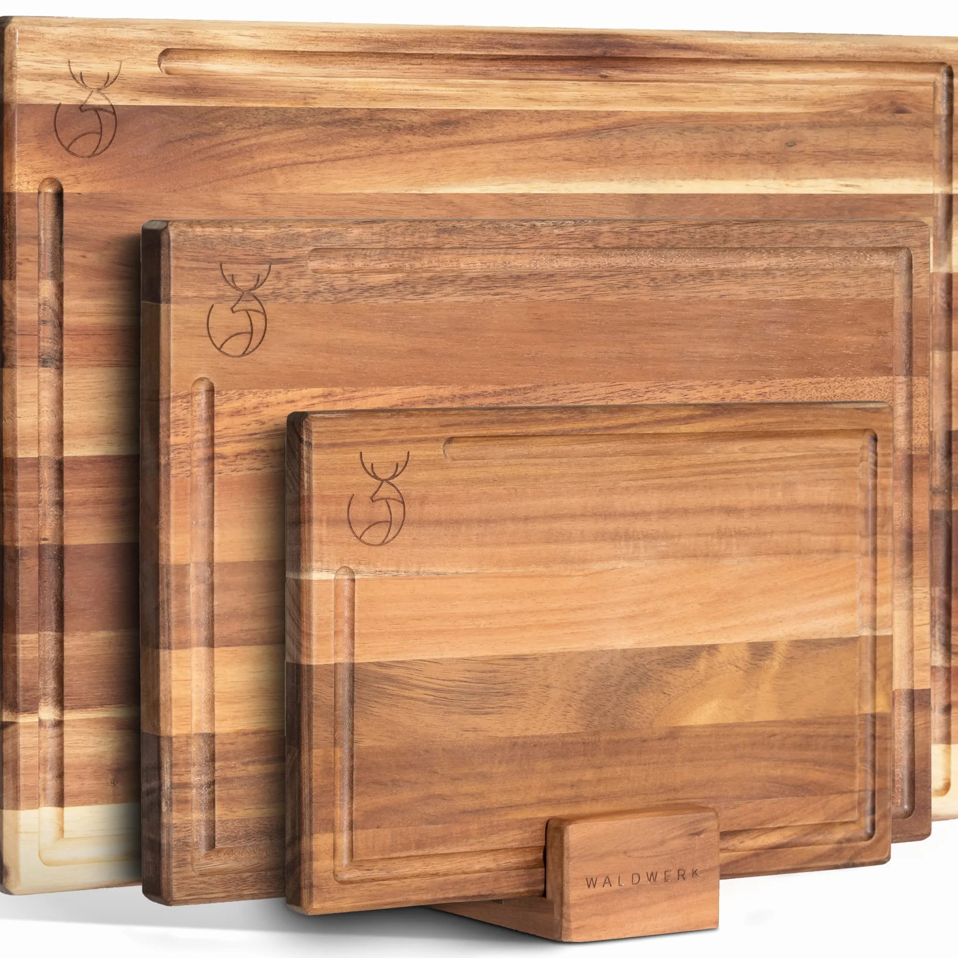 WALDWERK Set di 3 taglieri (40x30 / 33x24 / 26x18 cm) in massiccio legno di acacia - Tagliere da cucina con supporto - Taglieri legno spessi 2 cm con canalina per il succo