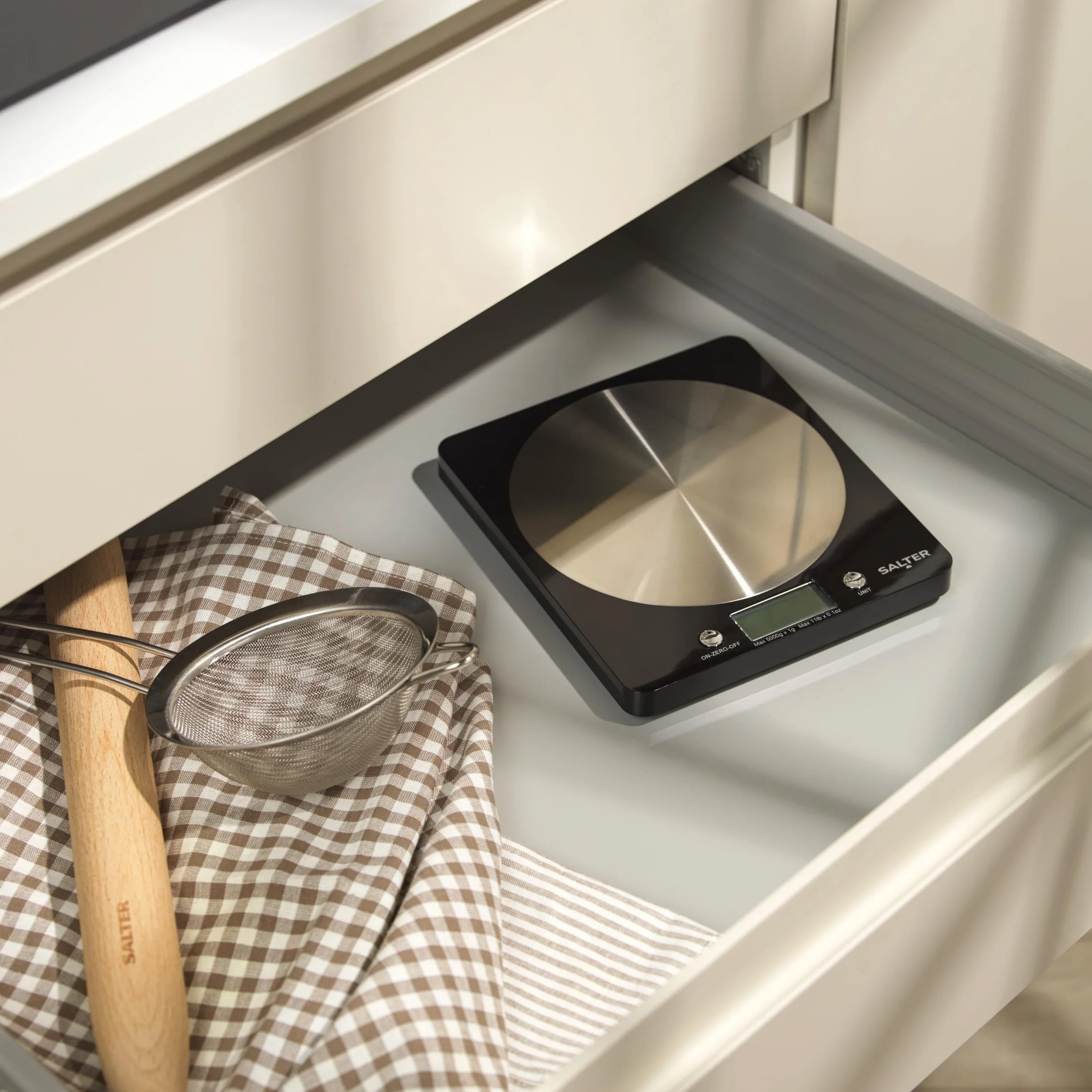 Salter 1036 BKSSDR - Bilancia elettronica a disco, vista in TV, design elegante e sottile, piattaforma in acciaio inox filato, aggiungi e pesa liquidi, capacità max di 5 Kg, Nero/cromato