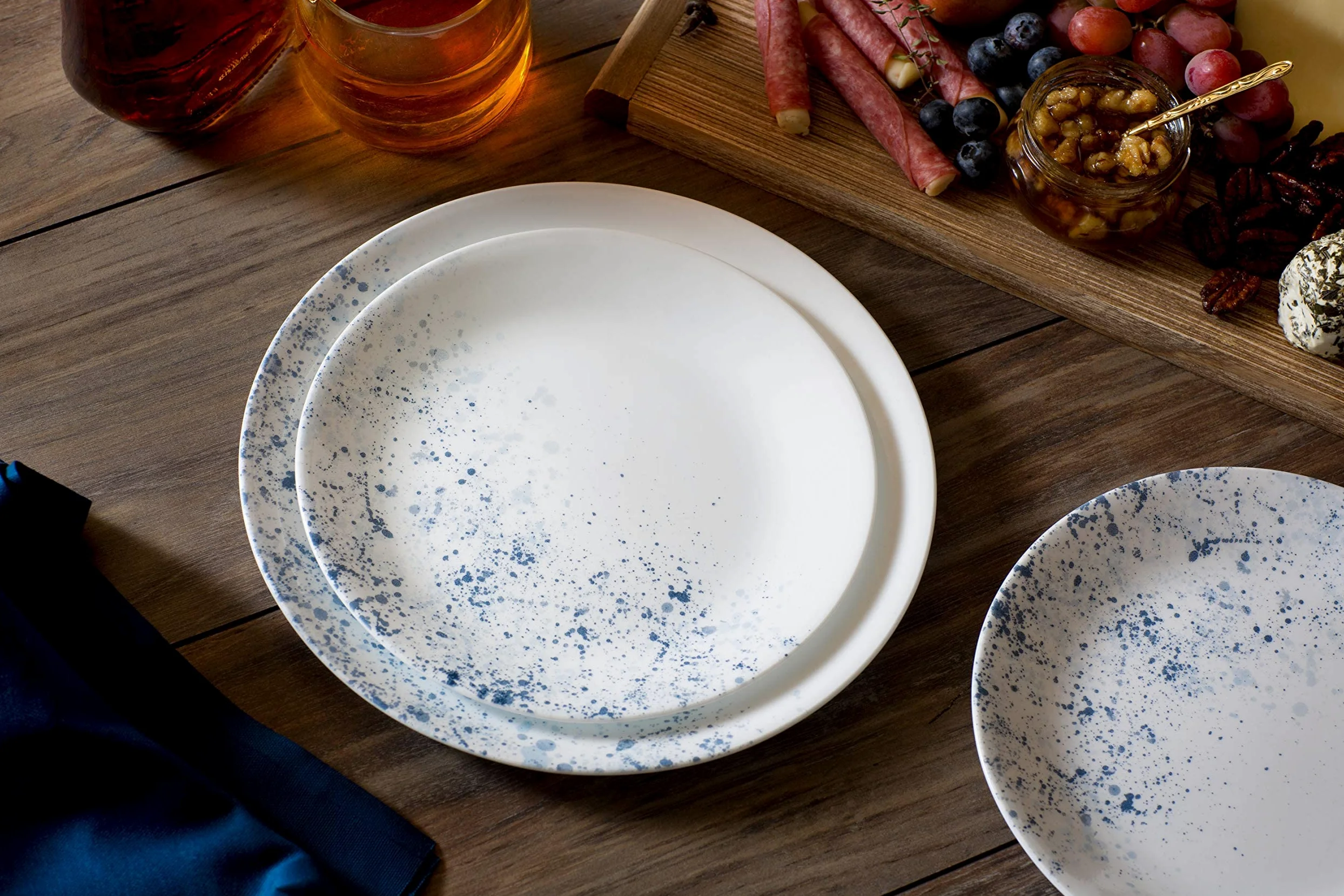 Corelle Servizio da tavola da 18 pezzi, indaco speckle, blu e bianco per 6, resistente alle scheggiature, include piatti piani da 26 cm, insalata/piatti da contorno da 17 cm e ciotole da zuppa/cereali