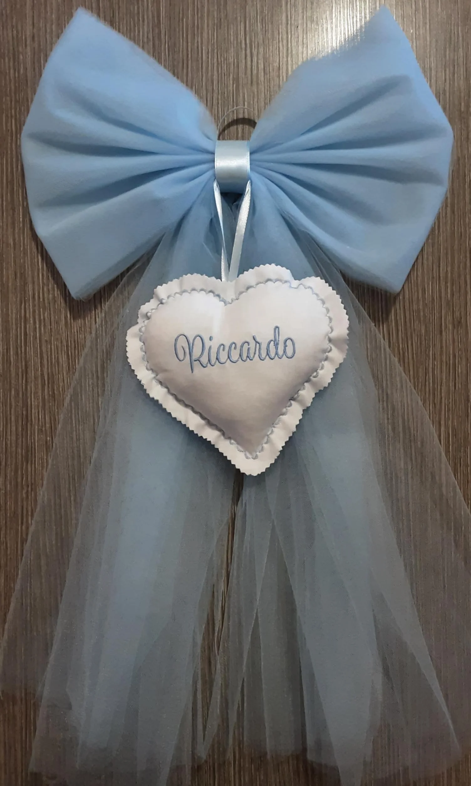 Fiocco nascita bimbo in tulle azzurro con ricamo nome personalizzato elegante coccarda fuori porta cuore