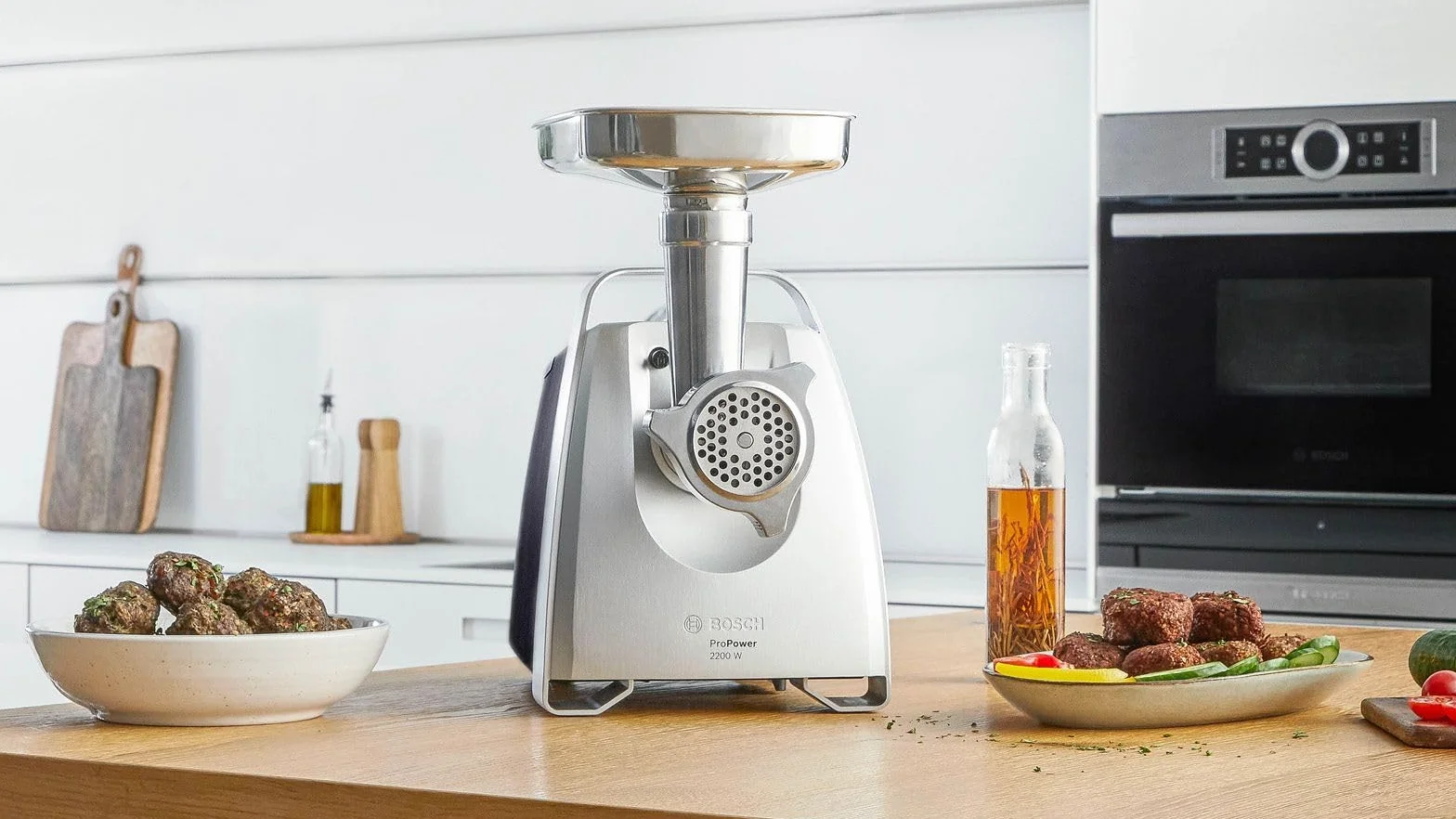 Bosch Tritacarne ProPower MFW68660, 800 W, Potenza Blocco Motore 2200W per Grandi Quantità, Grande Maneggevolezza, Funzione Reverse, Tanti Accessori Inclusi, Nero, Acciaio Inox