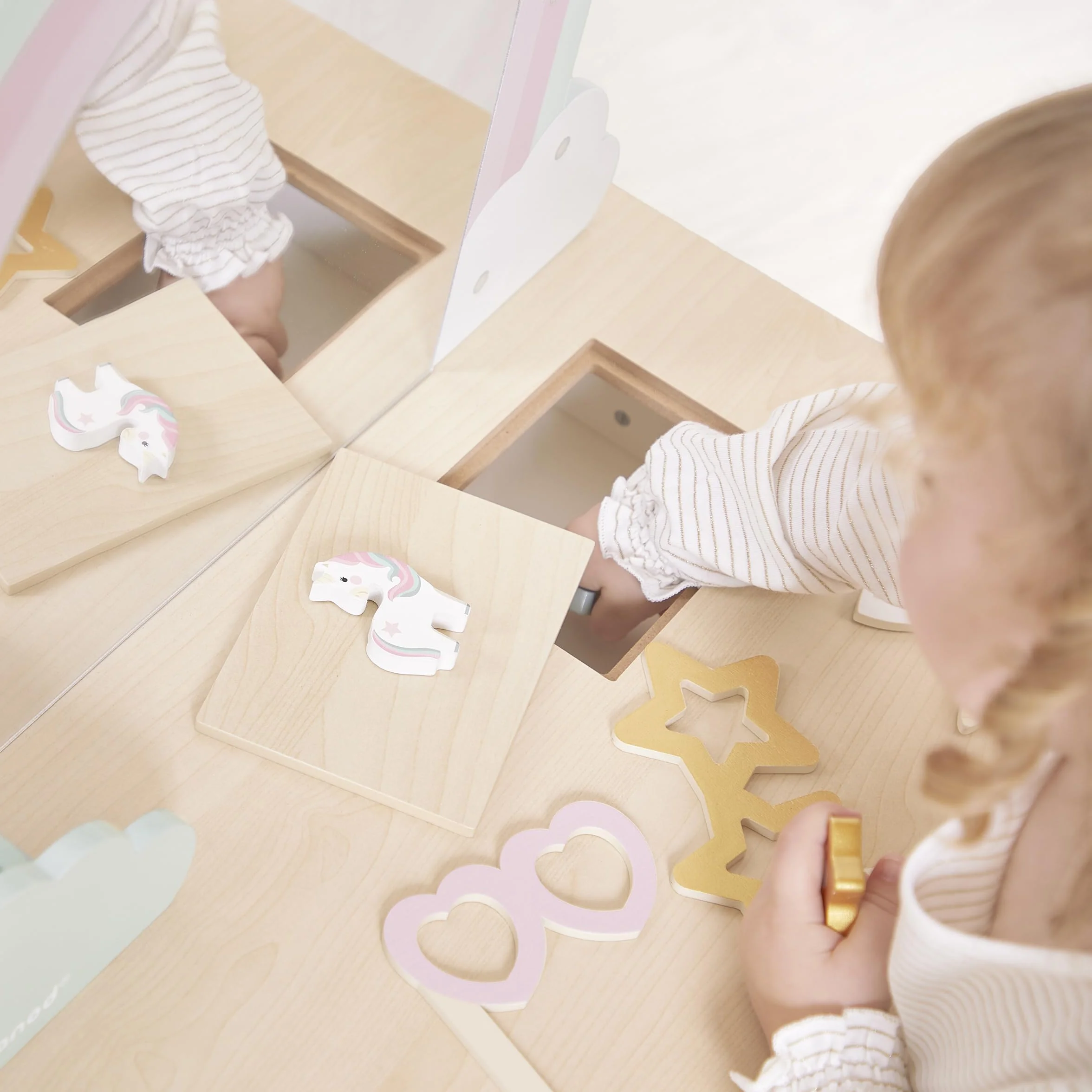 Janod Tavolino da Toilette per Bambina, Tema Unicorno, Gioco d'imitazione, Tavolino da Toilette con Specchio e Sgabello Giocattolo, 10 Accessori, Dimensioni 56,6 x 42,5 x 86,25 cm, da 3 Anni
