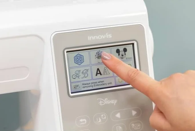 BROTHER Innov-is M340ED Macchina da ricamo Disney, area 10x10, touchscreen da 3,7", 200 disegni da ricamo (65 personaggi Disney), connessione wireless (WiFi), bianco, plastica