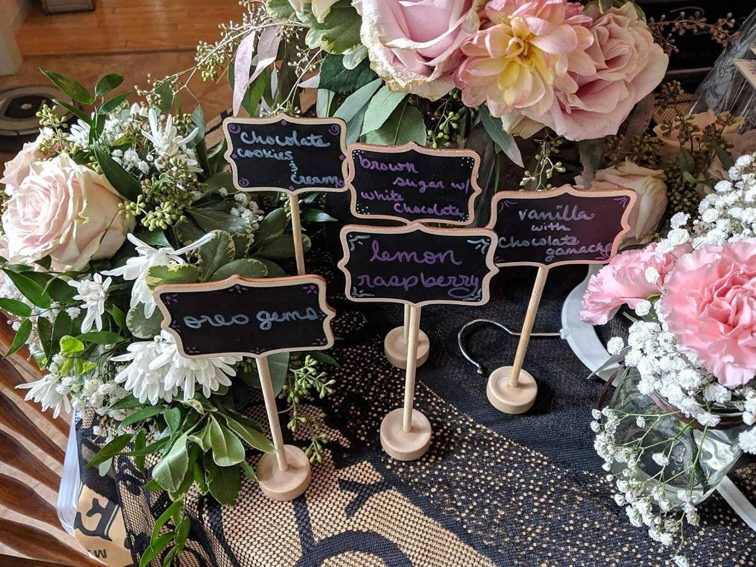 Scpehfy Lavagna con cavalletto, 20 mini targhette in legno per alimenti, feste, buffet, matrimoni, compleanni, segnaposto, etichette per prezzi