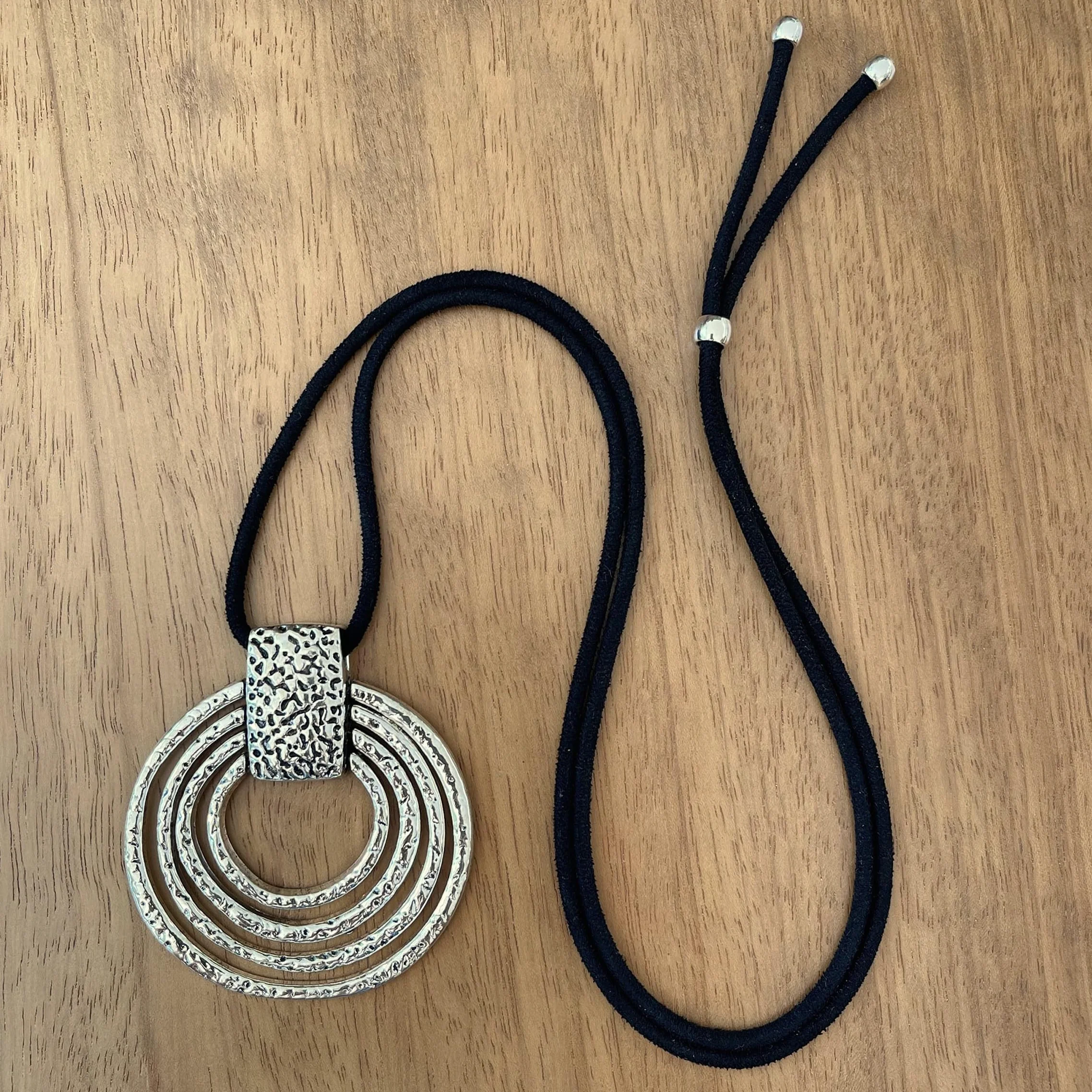 ASTER ALHELÍ Collana Donna Lunga con Ciondolo a Spirale Grande Cordino Nero Antelina Regolabile Gioiello Artigianale Fatto a Mano