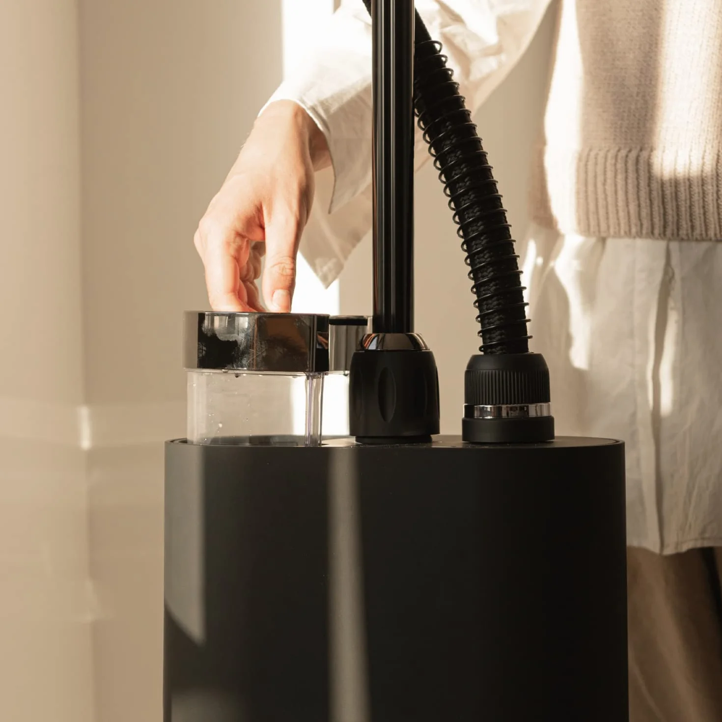 SteamOne Stilys SY70SB Ferro da stiro a vapore 2000 W 42 g/min Steamer verticale Autonomia 1H Pronto all'uso 60 secondi Start&Stop Spegnimento automatico Anticalcare