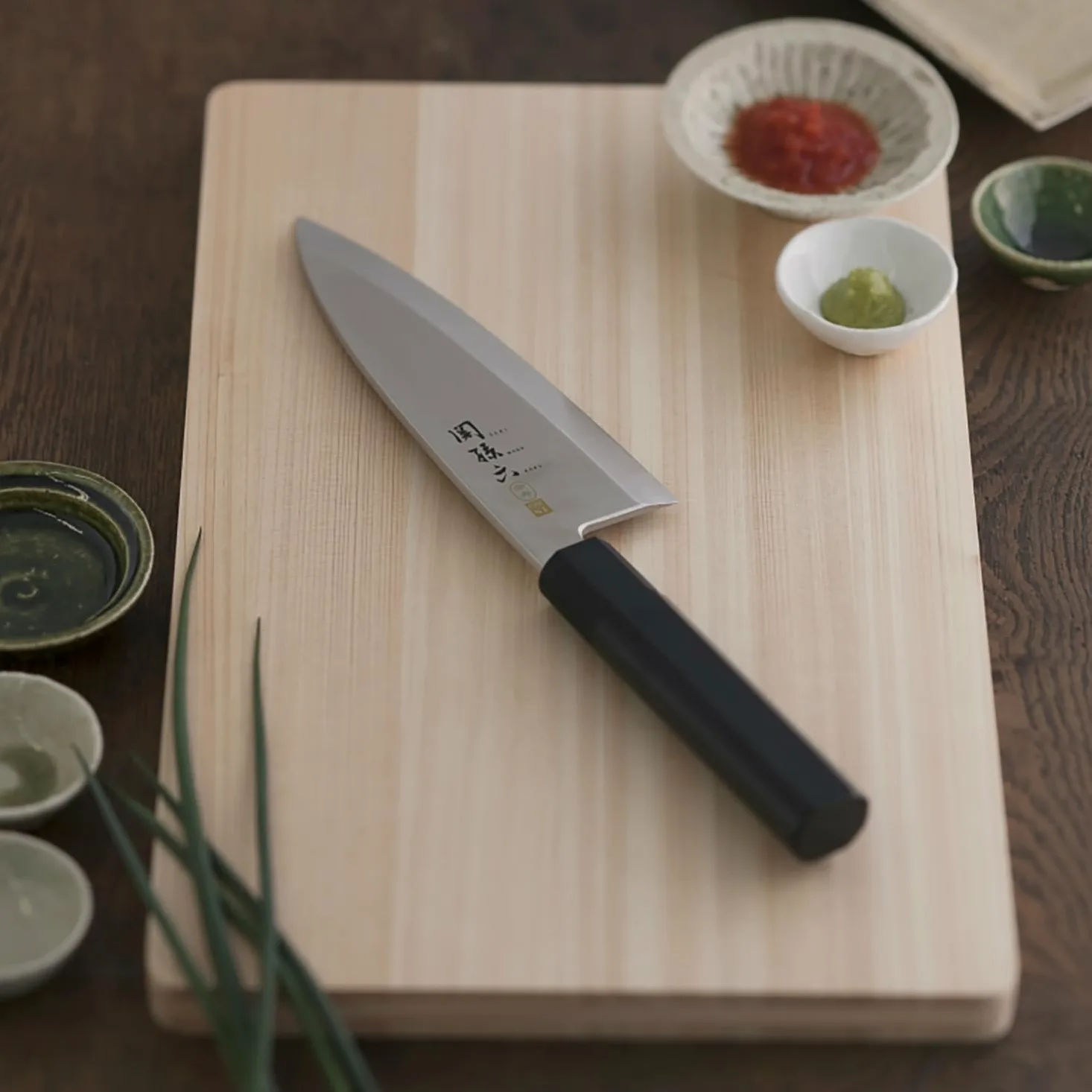 KAI Seki Magoroku Kinju e Hekiju Deba 18,0 cm lunghezza lama - 8A solid & SUS420J2 - 58 & 56 (±1) HRC - fatto a mano - legno Pakka & plastica PP - coltello da cucina giapponese - Made in Japan