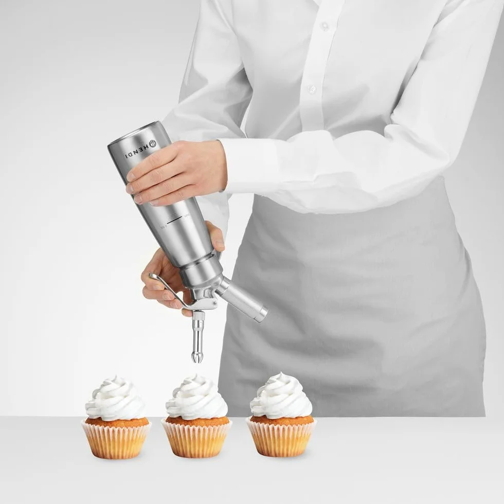 Hendi Sifone per cucina, set di 3 ugelli erogatori ed una spazzolina per la pulizia, per panna montata, mousse, dessert, sifone per panna montata, 0,5L, ø85x(H)235mm, acciaio inox, 0.5L