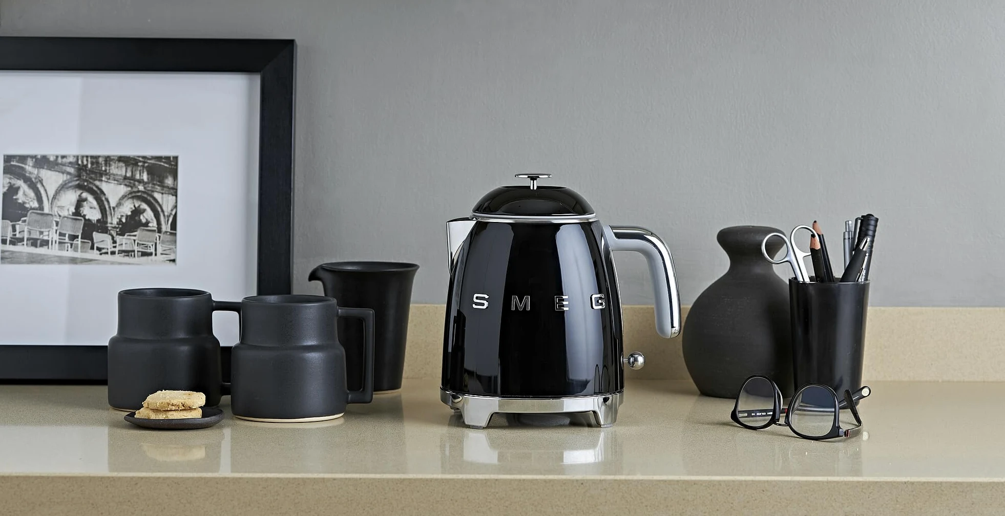 Smeg, Bollitore Elettrico Piccolo KLF05BLEU 0,8 L, Filtro Acciaio Inox, Autospegnimento di Sicurezza, Indicatore Livello Acqua, Base Antiscivolo e Avvolgicavo Integrato, Potenza 1400W, Nero