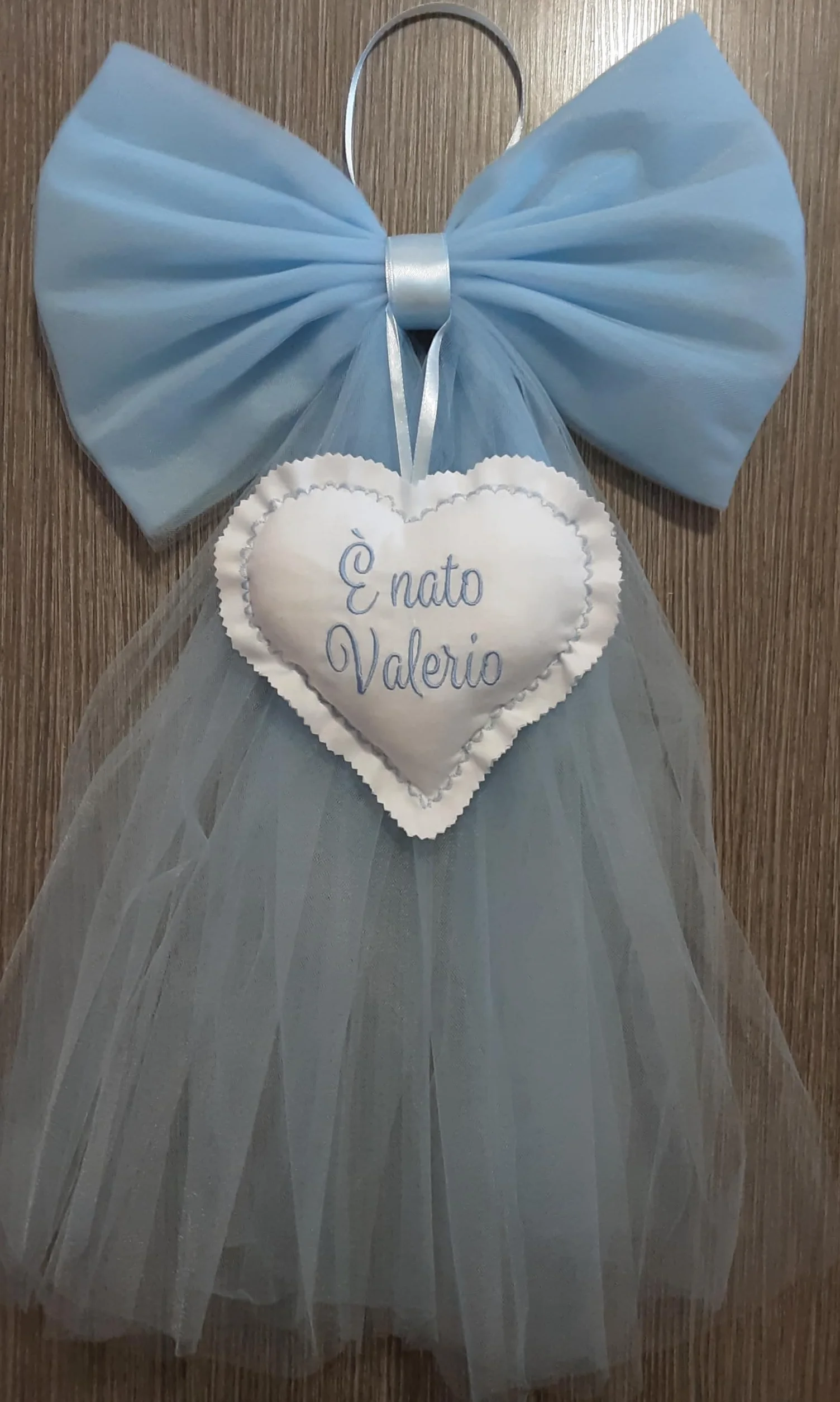 Fiocco nascita bimbo in tulle azzurro con ricamo nome personalizzato elegante coccarda fuori porta cuore