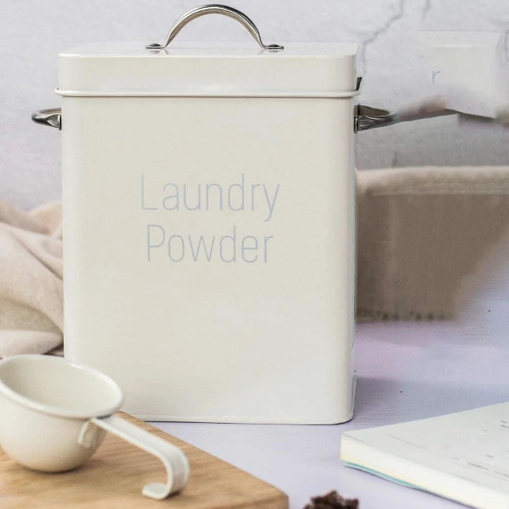 Grande contenitore di latta per bucato in polvere con cucchiaio, bianco