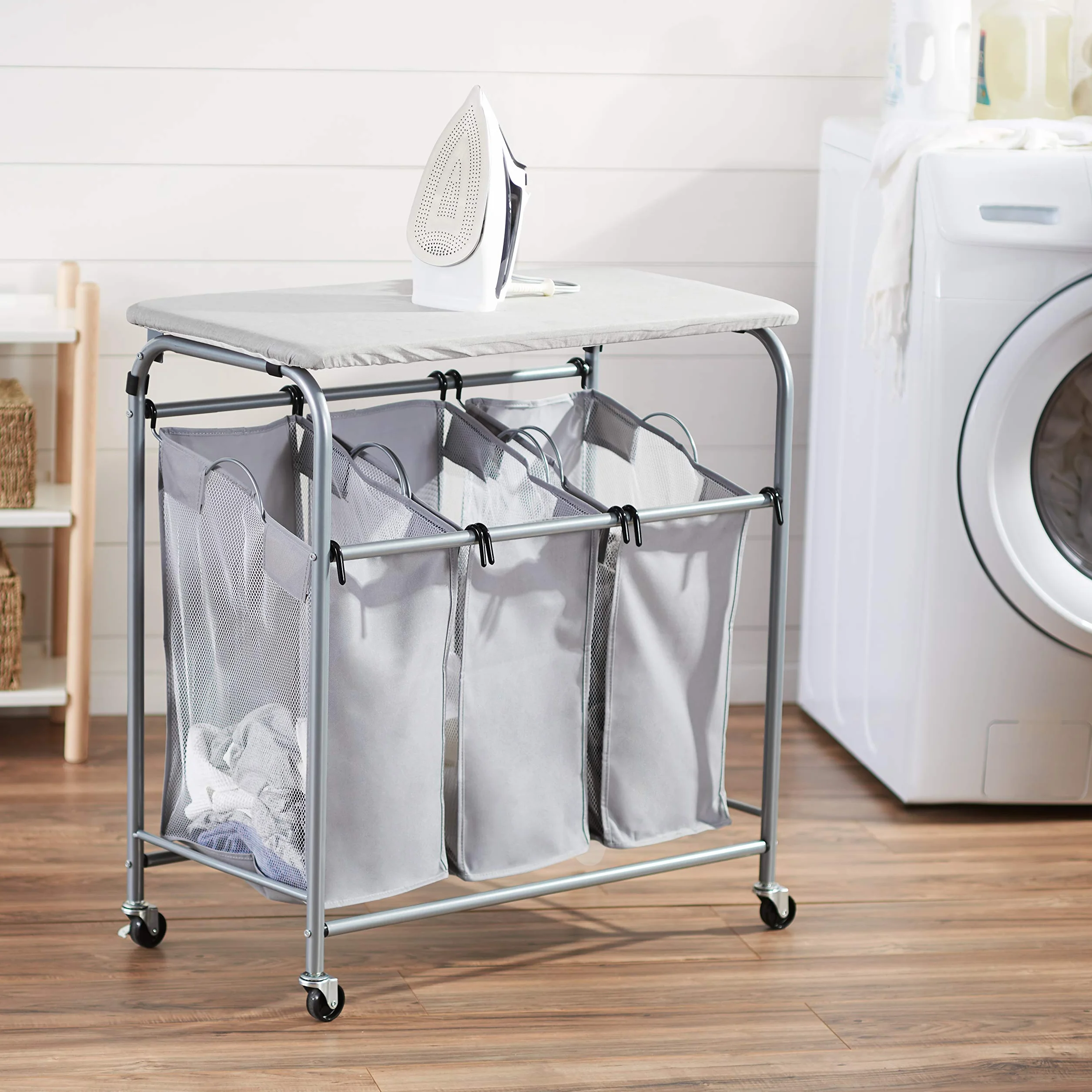 Amazon Basics Rettangolare Carrello raccogli biancheria con 3 sacchi e asse da stiro da tavolo (colore grigio), 80 cm x 41 cm x 84cm