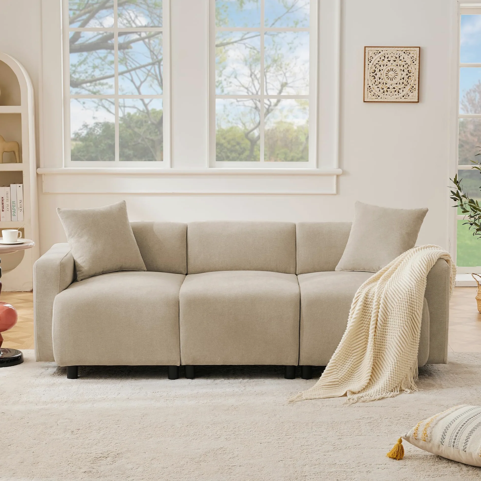Divano a 3 posti, design moderno, con cuscino decorativo, beige