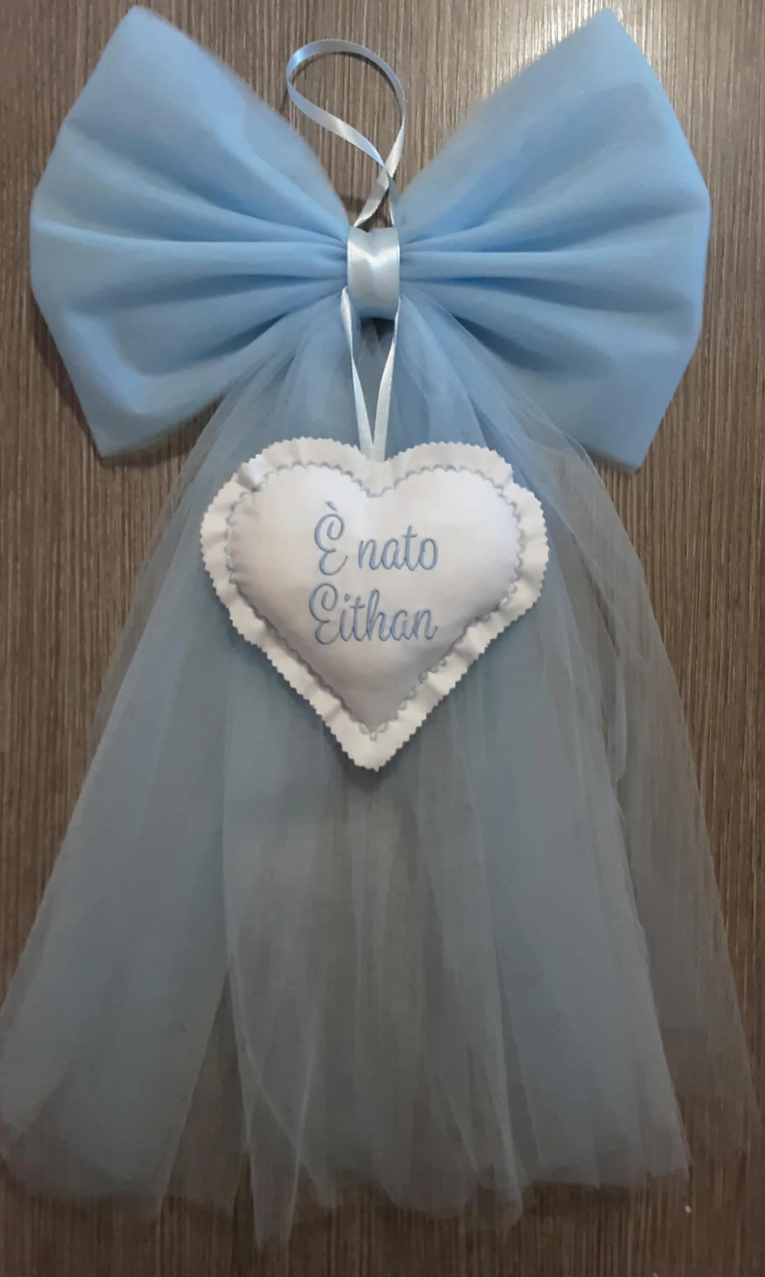 Fiocco nascita bimbo in tulle azzurro con ricamo nome personalizzato elegante coccarda fuori porta cuore