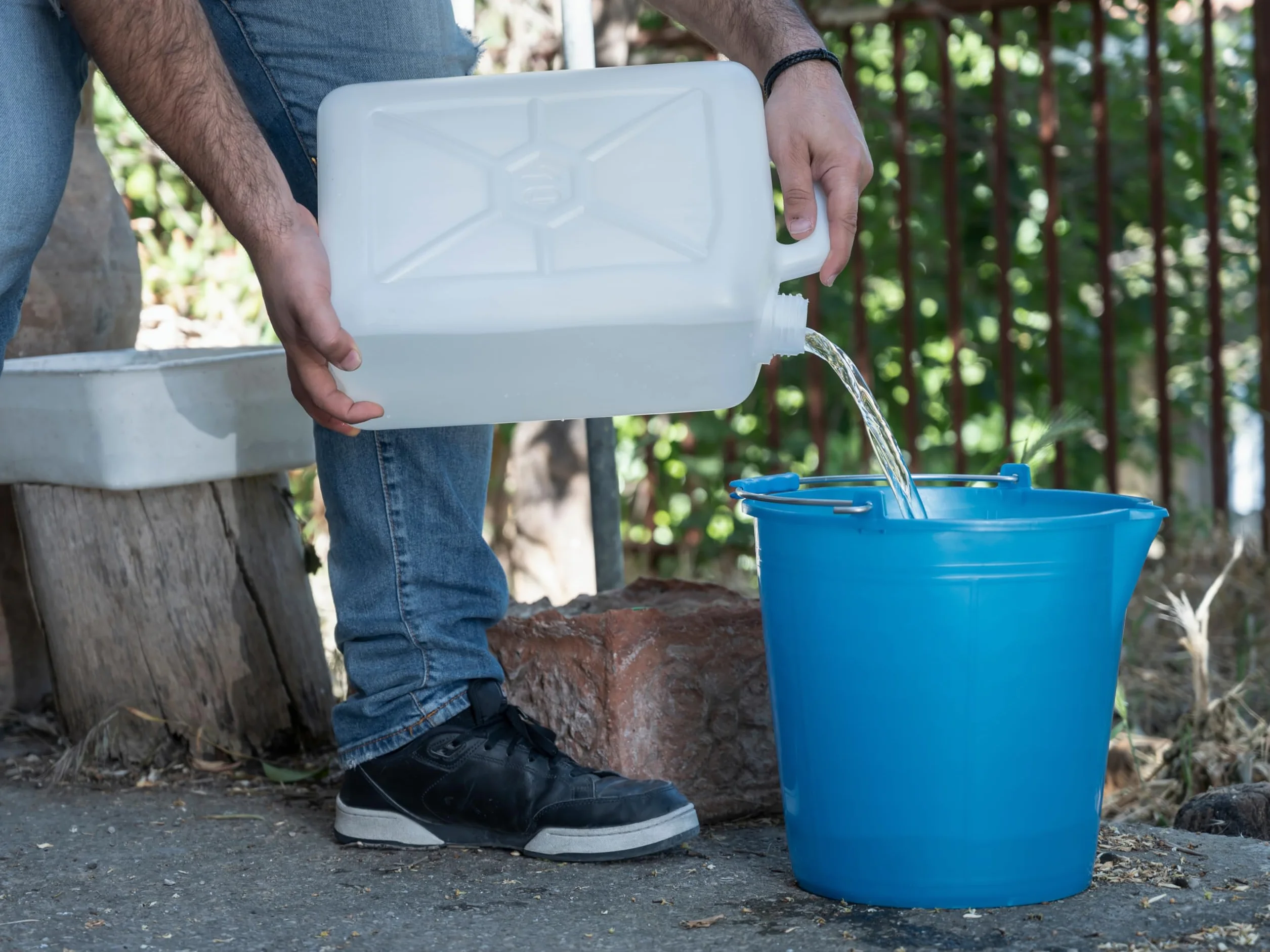 Ecoplast | Secchio 10 Litri con Manico Ergonomico e Becco, Azzurro, ø 27,7, Made in Italy