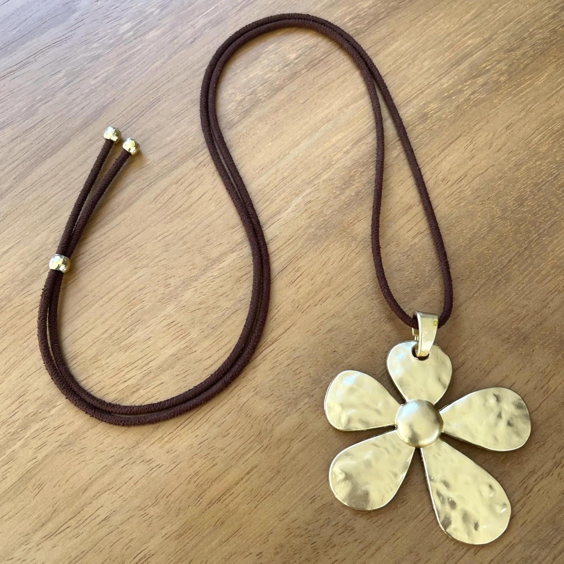 ASTER ALHELÍ Collana Donna Ciondolo Fiore Grande Dorato – Collana Lunga Regolabile Cordoncino Camoscio Marrone Boho Gioiello Artigianale Regalo