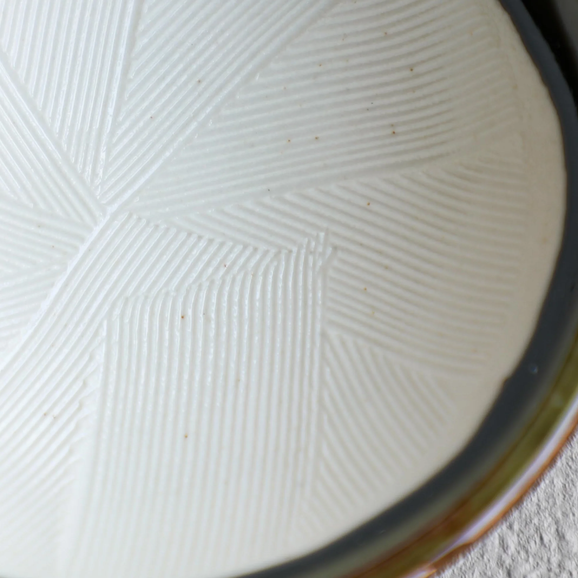 Asayu Japan Mortaio in Ceramica con Pestello in Legno, Realizzato in Giappone, Lavabile in Lavastoviglie e Adatta al Microonde, Set Ripple Ridge Suribachi e Surigoki (Verde oliva)