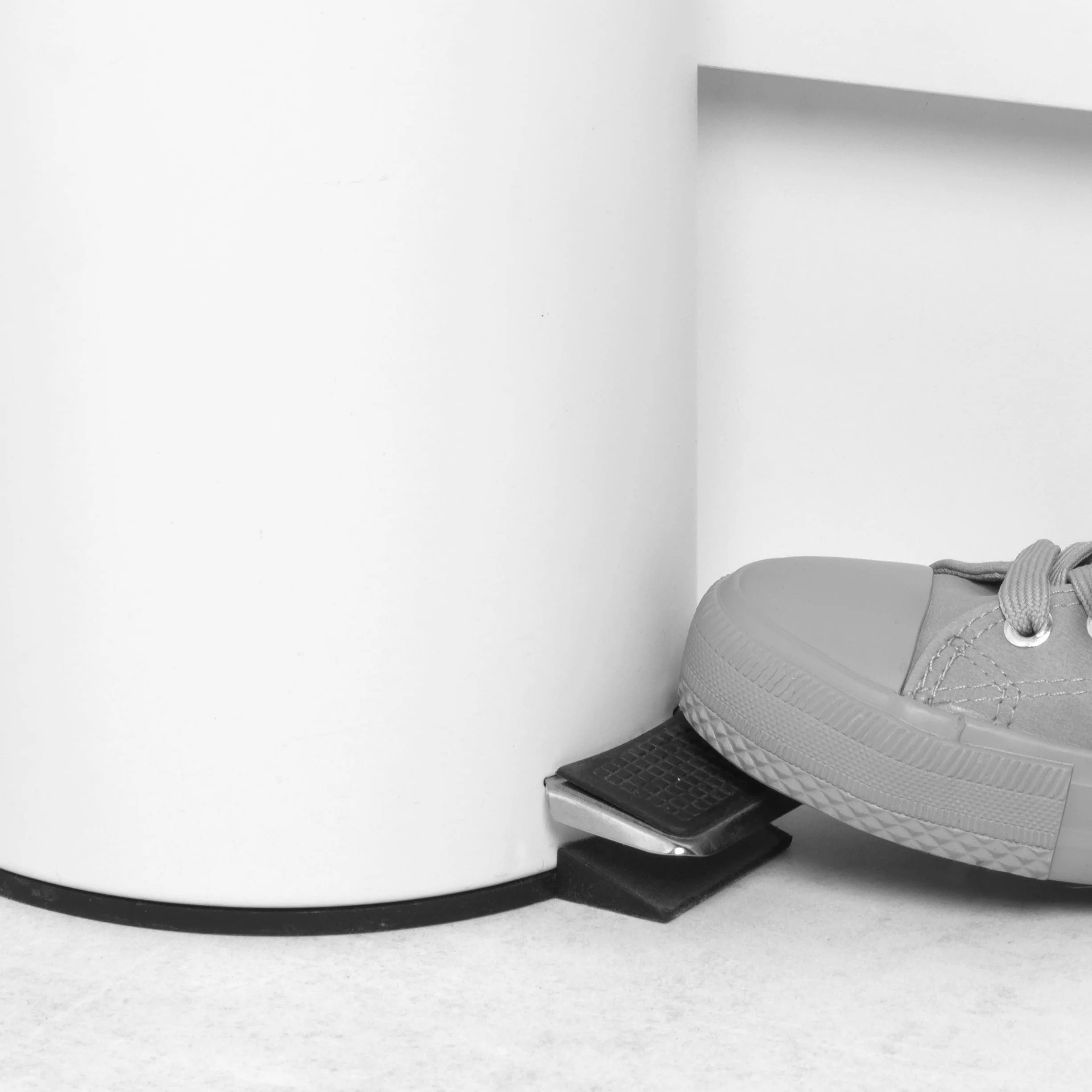 Beldray LA038098WHT Pattumiera rotonda con coperchio a chiusura ammortizzata, capacità 3L, con pedale intelligente, facile da svuotare, smaltimento rifiuti, contenitore rifiuti, bianco