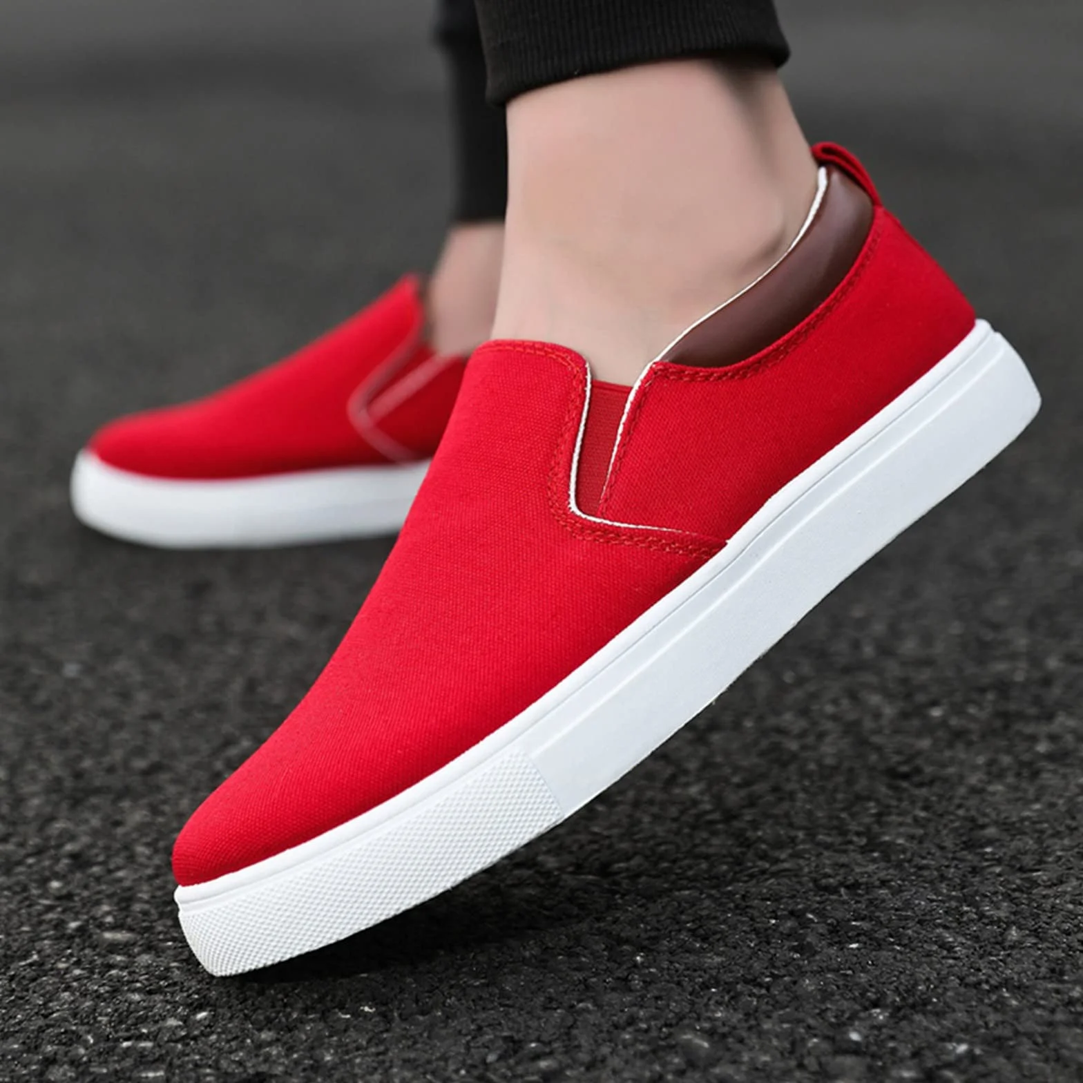 Mocassini casual larghi da uomo in tela bassa slip on sneakers tempo libero moda suole morbide scarpe comode scarpe da ginnastica classiche scarpe da passeggio
