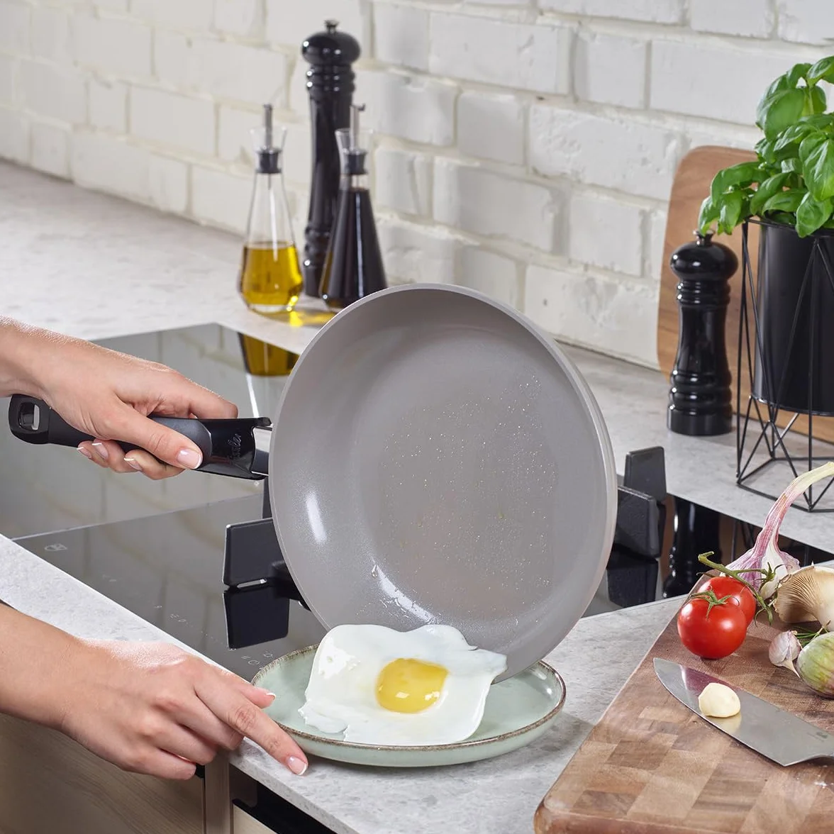 Fissler Ceratal Classic - - Padella in alluminio, rivestimento in ceramica, diametro 28 cm, antiaderente, per cottura a induzione