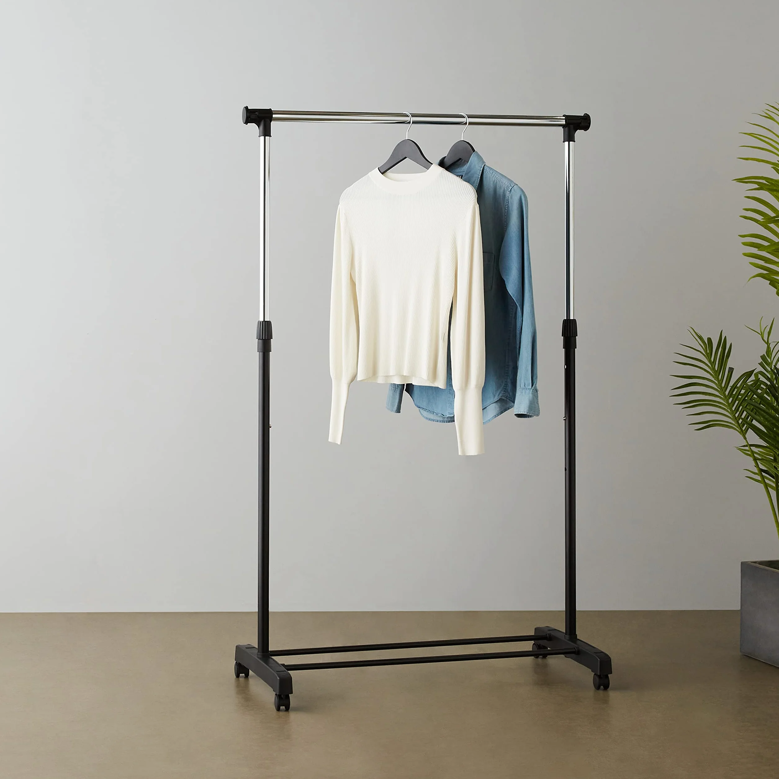 Amazon Basics Appendiabiti con ruote cromo 91.5-145 x 42 x 161 cm
