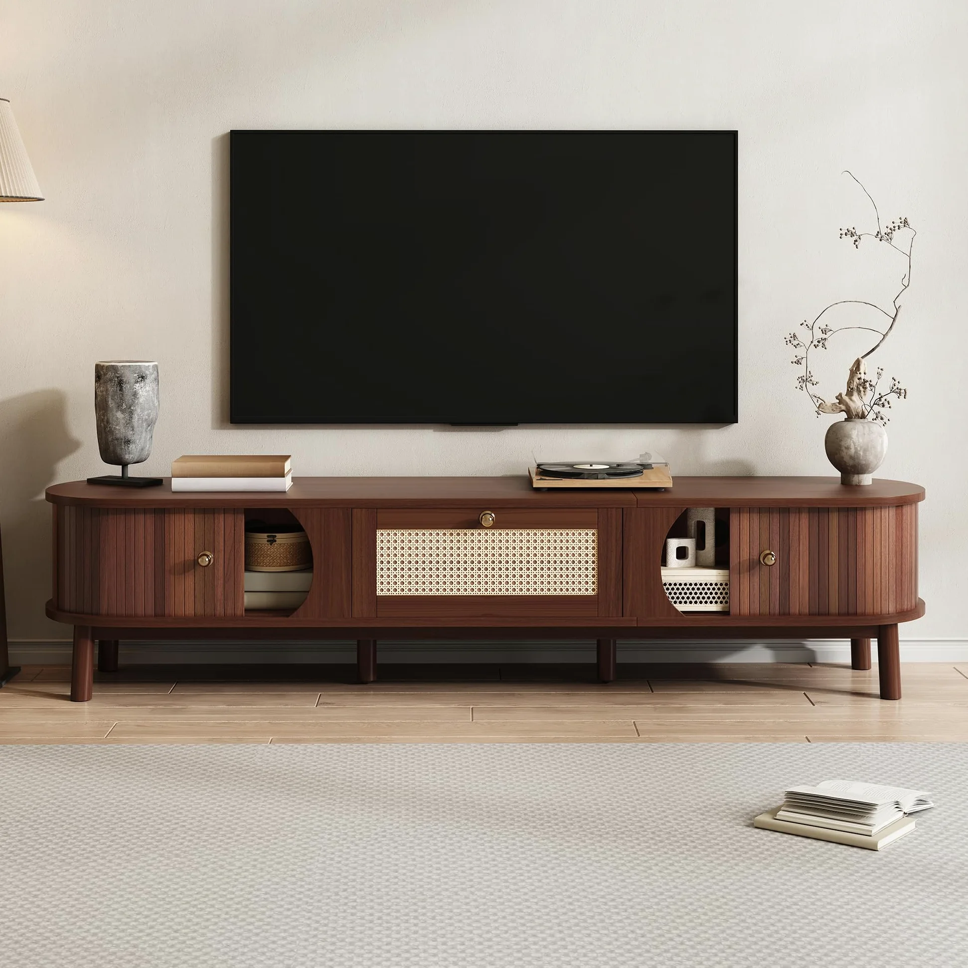 Mobile TV - Mobile TV con ante in legno naturale e cassetti in rattan, soluzioni naturali per un ambiente rustico