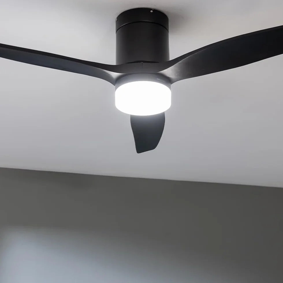 Cecotec Ventilatore da Soffitto con Luce EnergySilence Aero 5600 Aqua Black&Black Connected. 40 W, LED 18 W, Diametro 132 cm, Wi-Fi, Telecomando, Protezione IP44, Timer 8 Ore, 3 Pale, 6 Velocità