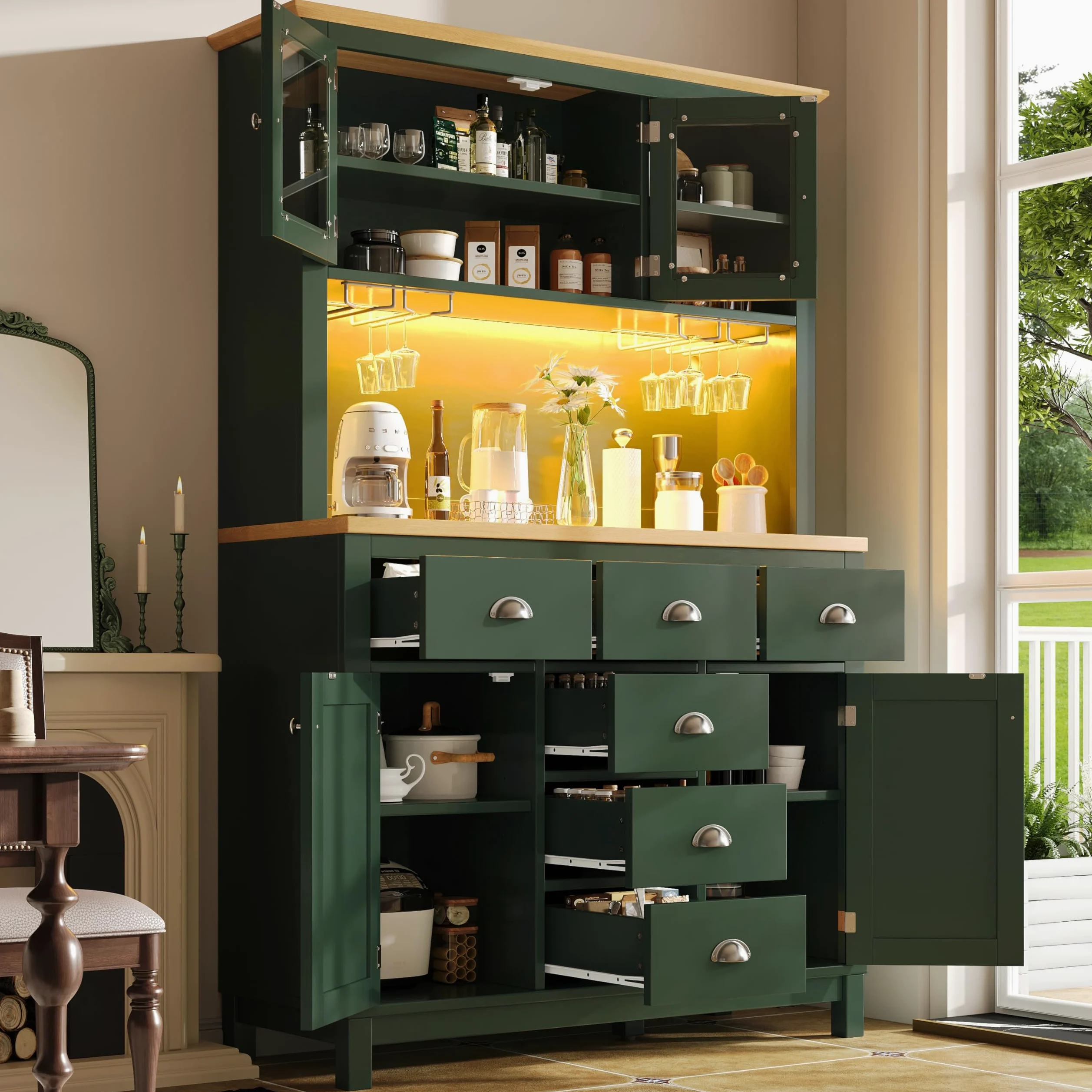 Credenza laterale/Armadietto/Armadietto da cucina/Buffet, 104 x 40 x 180 cm, stile country, 4 ante, con striscia luminosa a LED e portabevande, verde.