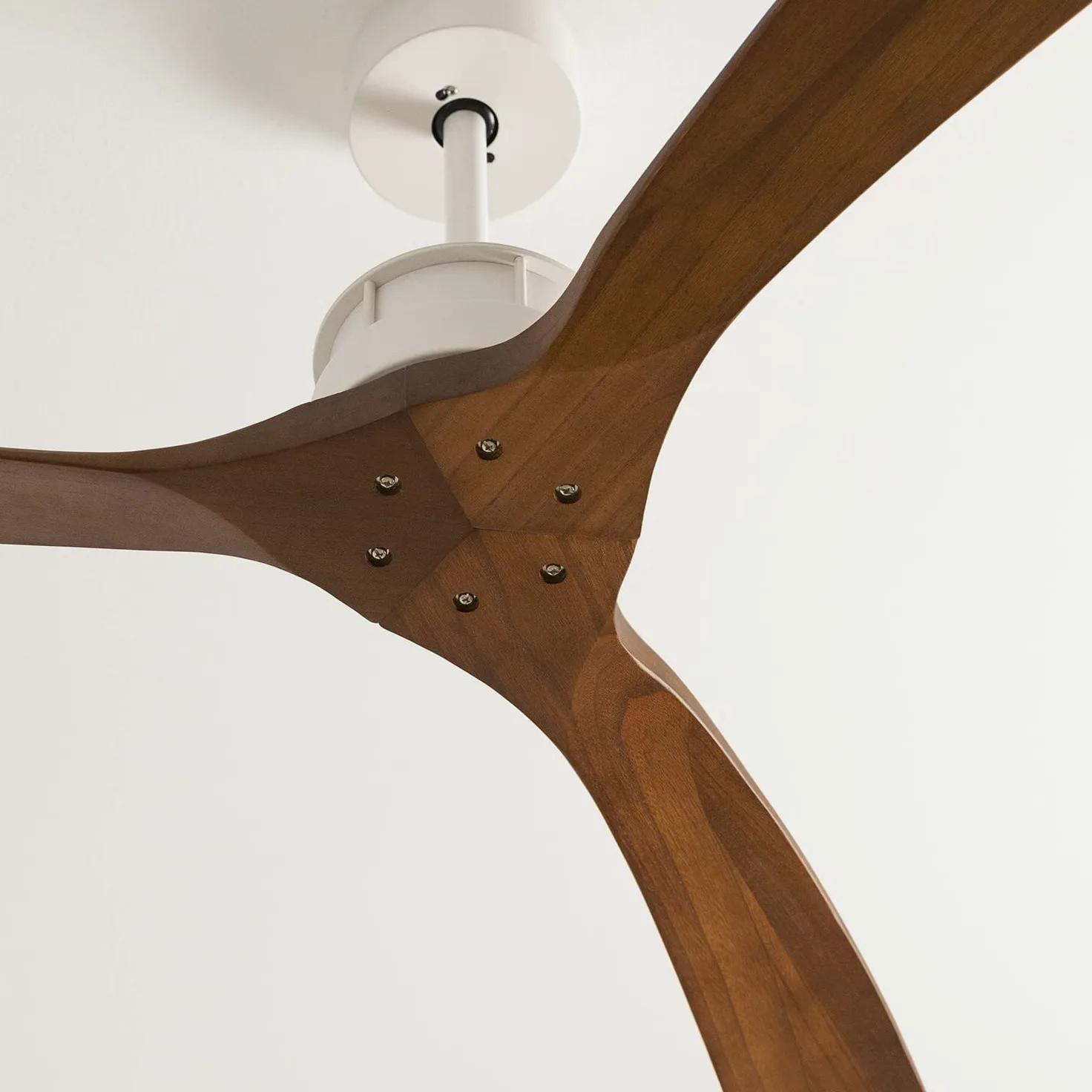 CREATE / WIND LARGE DC/Ventilatore da soffitto Bianco e pale Legno scuro con WIFI / 6 velocità, silenzioso, programmabile, due altezze